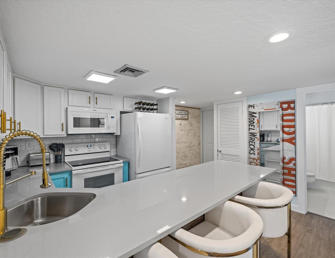 HSRC 321 Breakfast Bar Kitchen