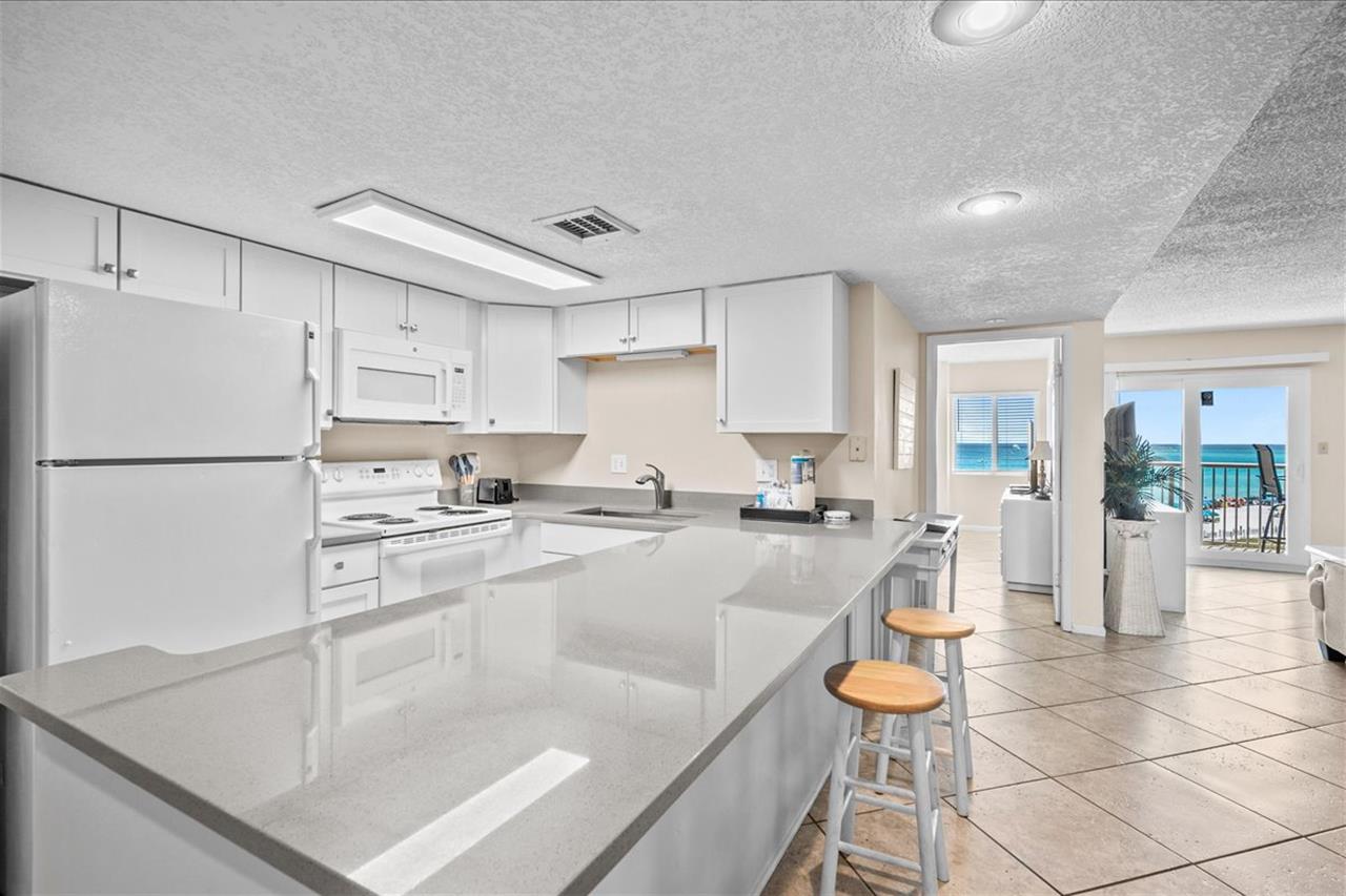 HSRC 520 Breakfast Bar Kitchen