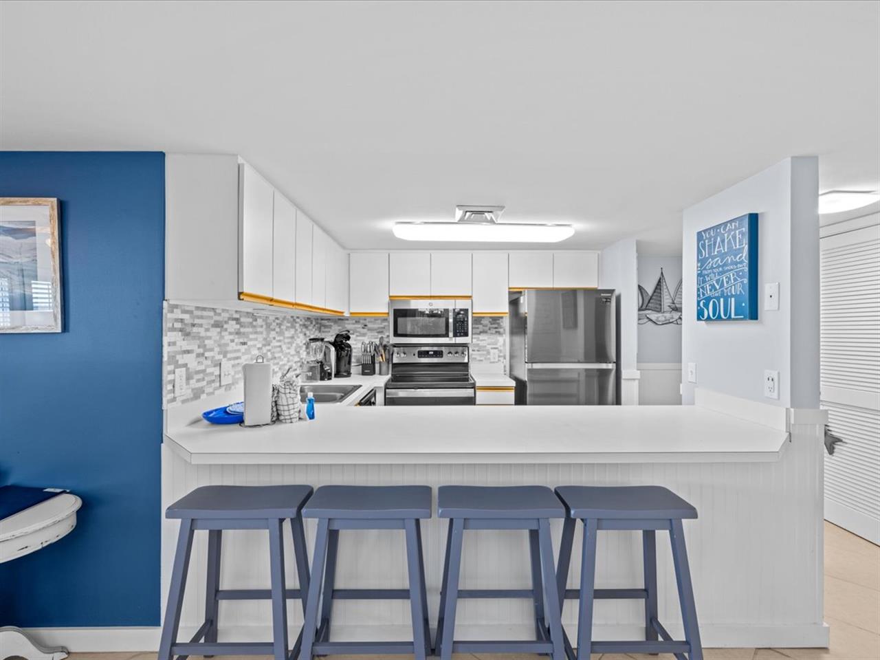 Seating for 4 at the Breakfast Bar