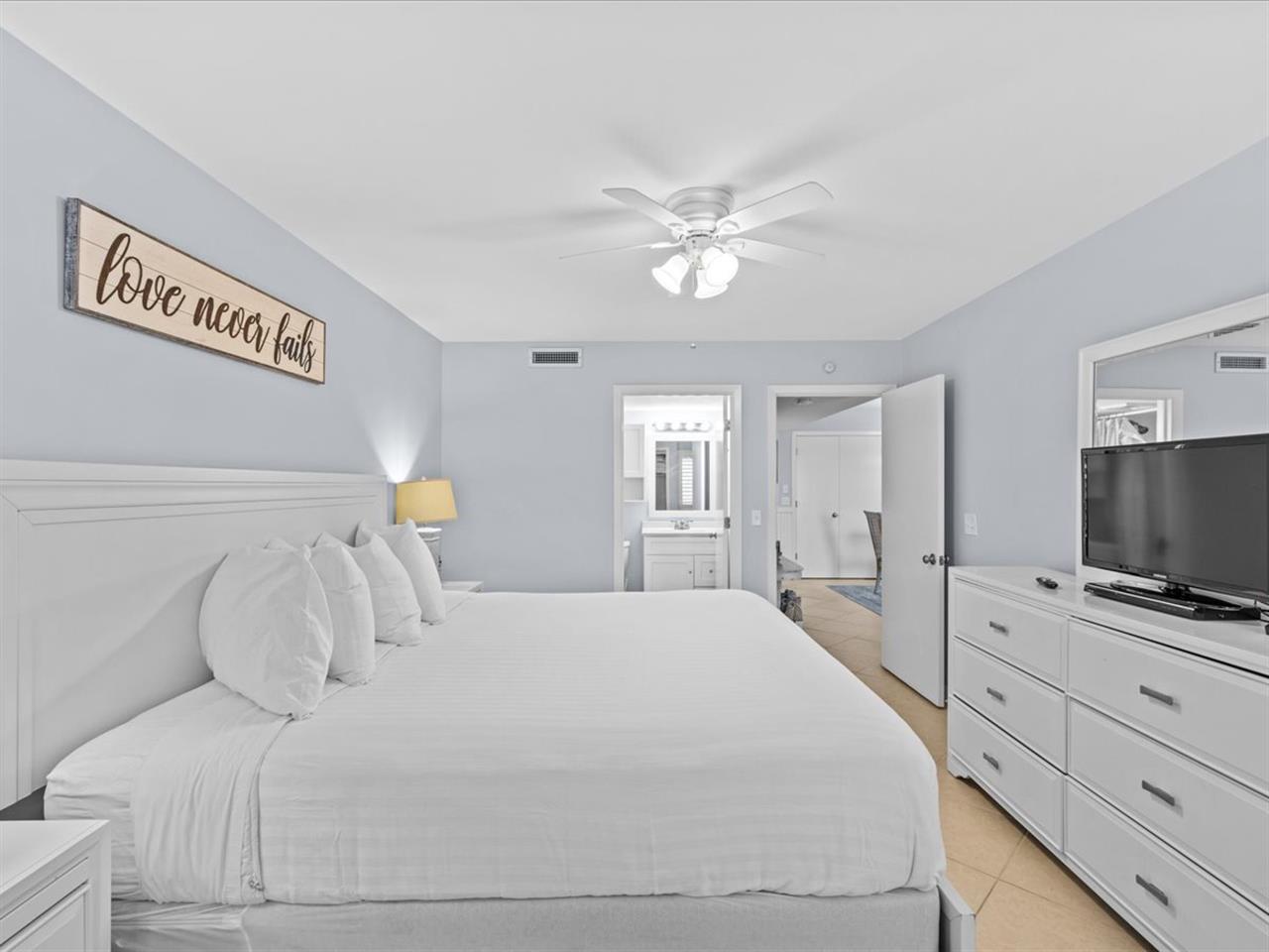 HSRC 102 Master Bedroom  King Bed And Ensuite