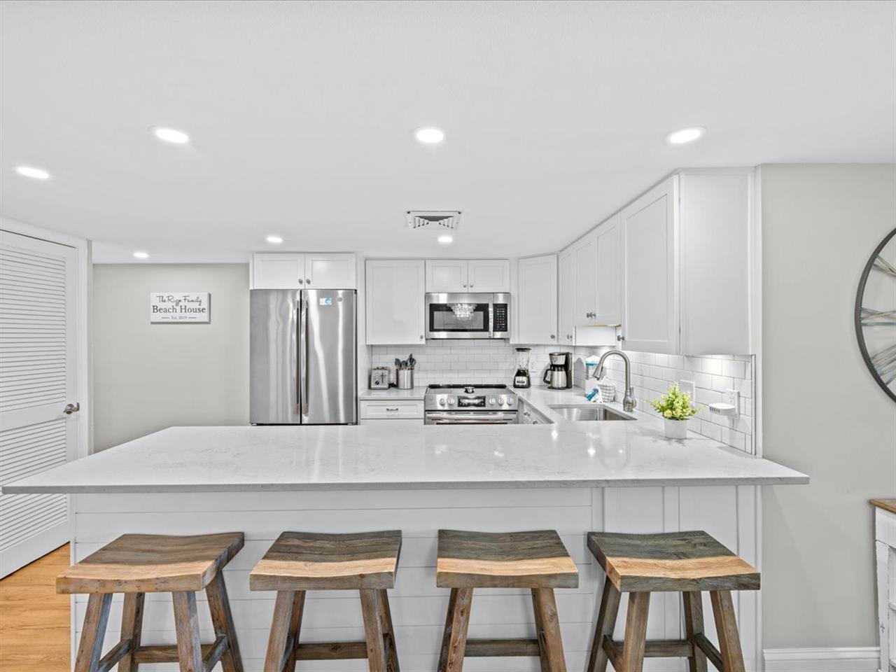 HSRC 107 Breakfast Bar for Four  Kitchen