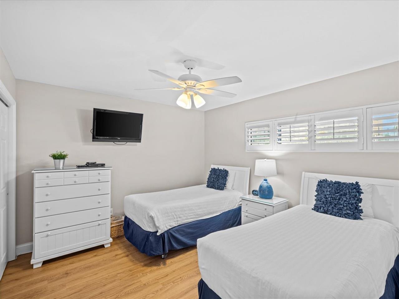 HSRC 107 Guest Bedroom with Two Twin Beds  32 TV