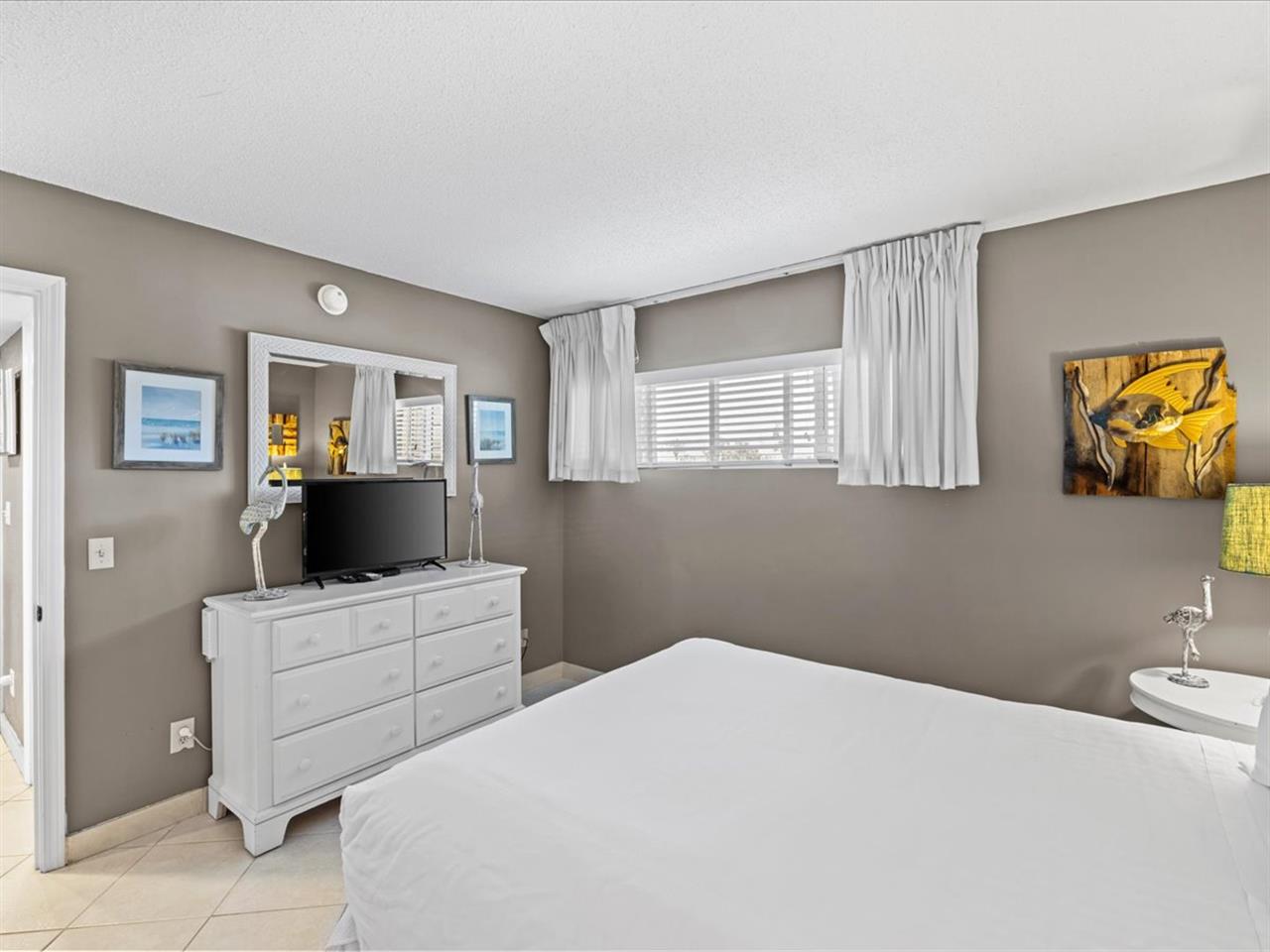 HSRC 116 Guest Bedroom with Queen Bed