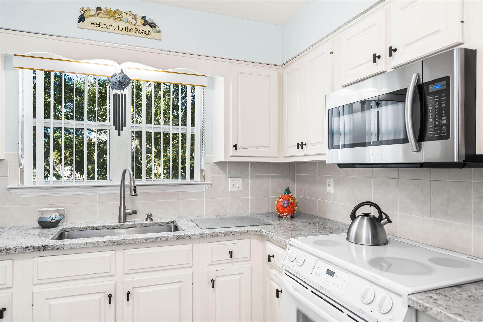 Newly remodeled Kitchen with Bar Seating for 4