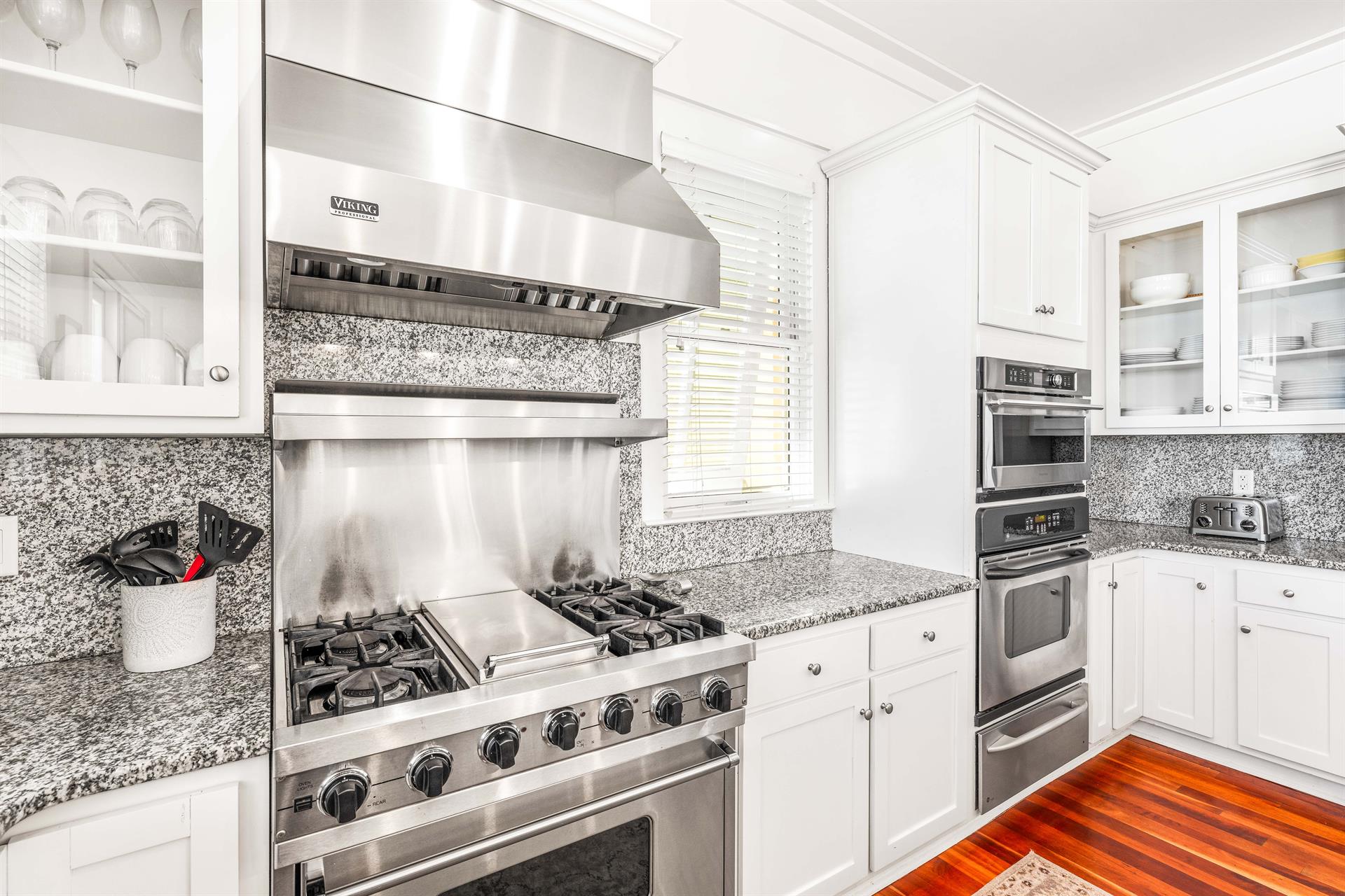 Cook like a pro in a kitchen thats ready for a fivestar feast   This is one wellequipped and well stocked  kitchen.  Viking gas range, convection oven over electric oven with a warming drawer.