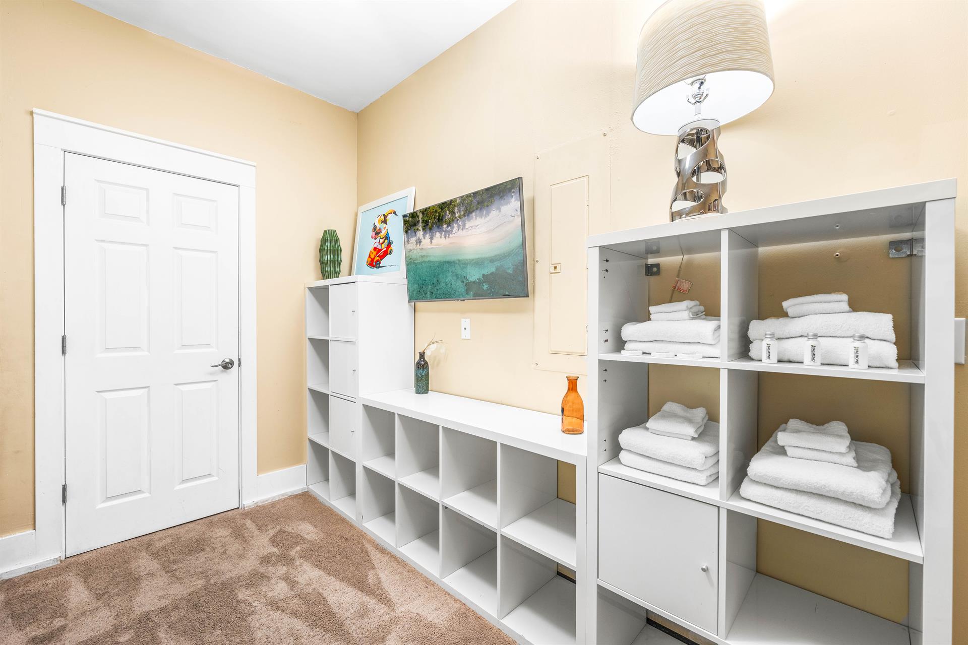 1st Floor Bunkroom with 2 Twin Beds and 2 Full Beds