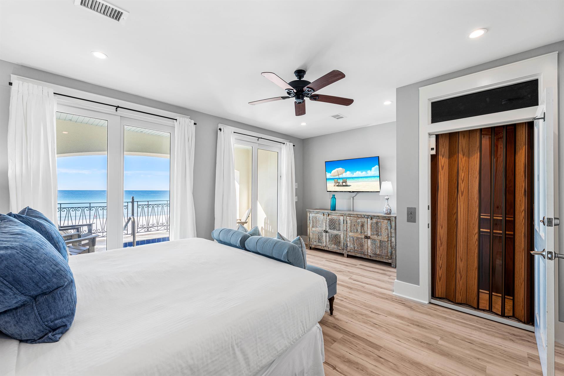 1st Floor King Bedroom, Elevator, Pool and Beach Access, Full Bathroom