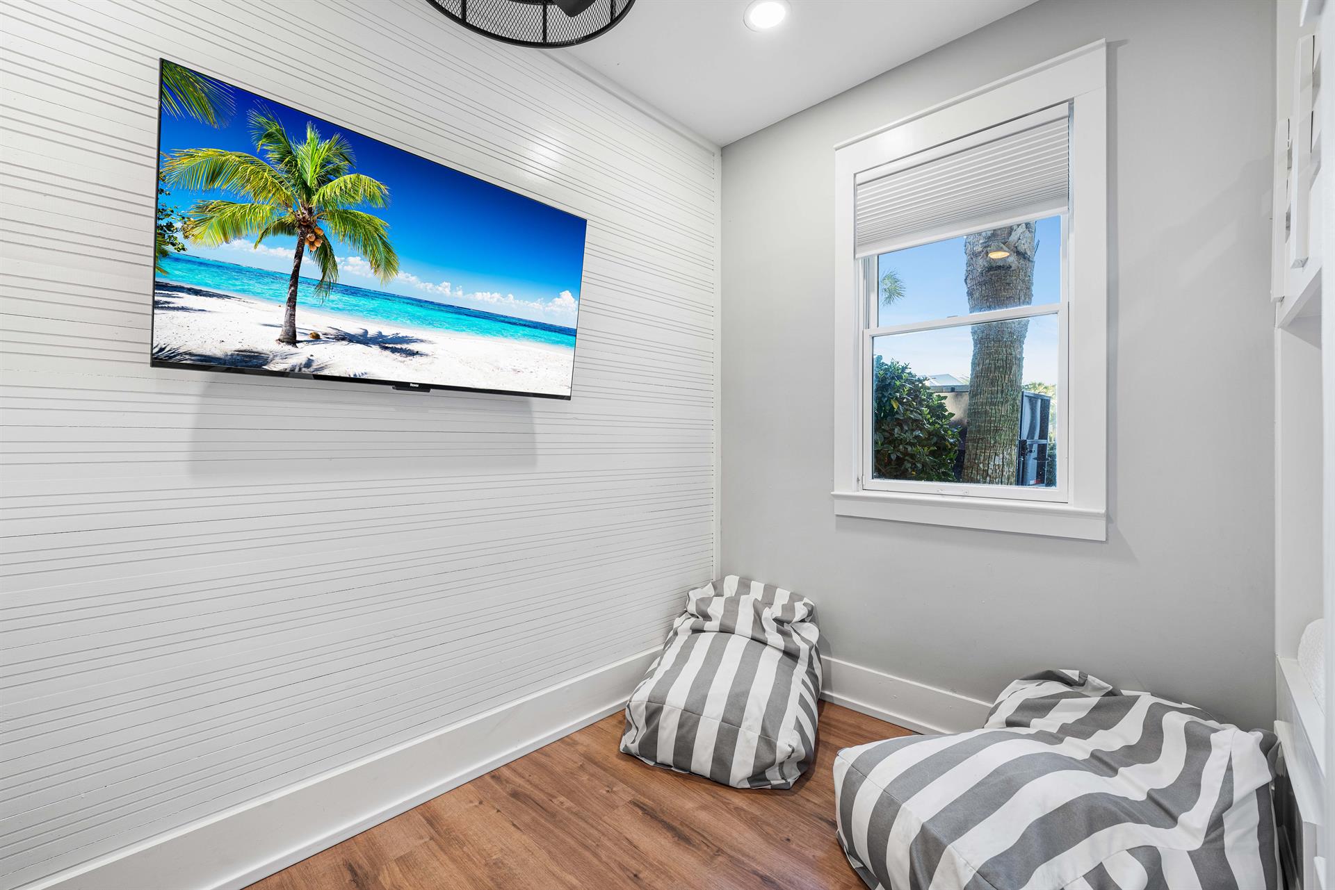 1st Floor Bunkroom with Four Queen Beds