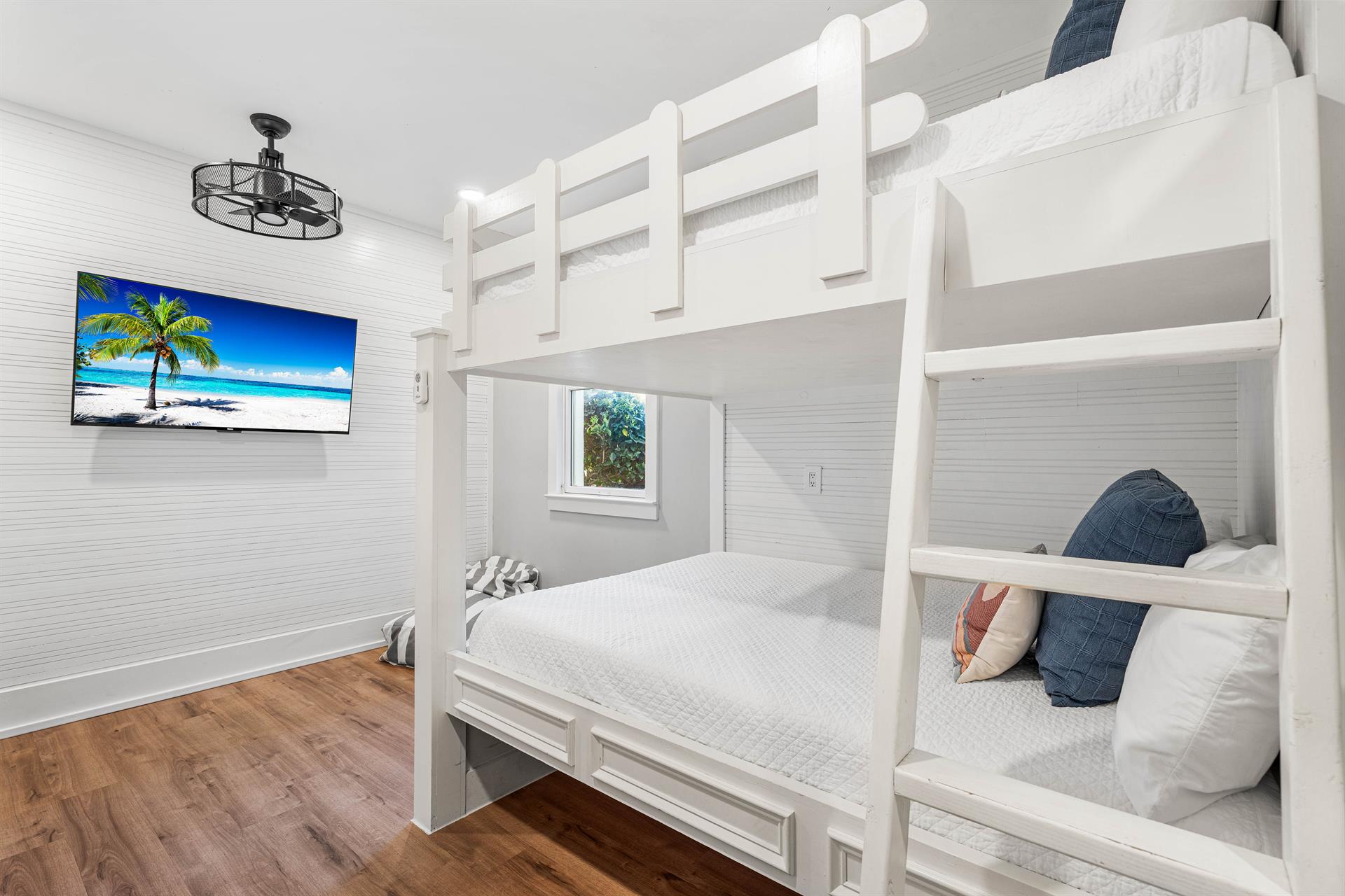 1st Floor Bunkroom with Four Queen Beds