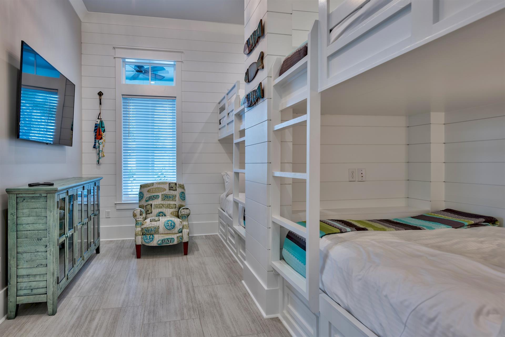 1st Floor 4 Queen Bunkroom with Private Bath