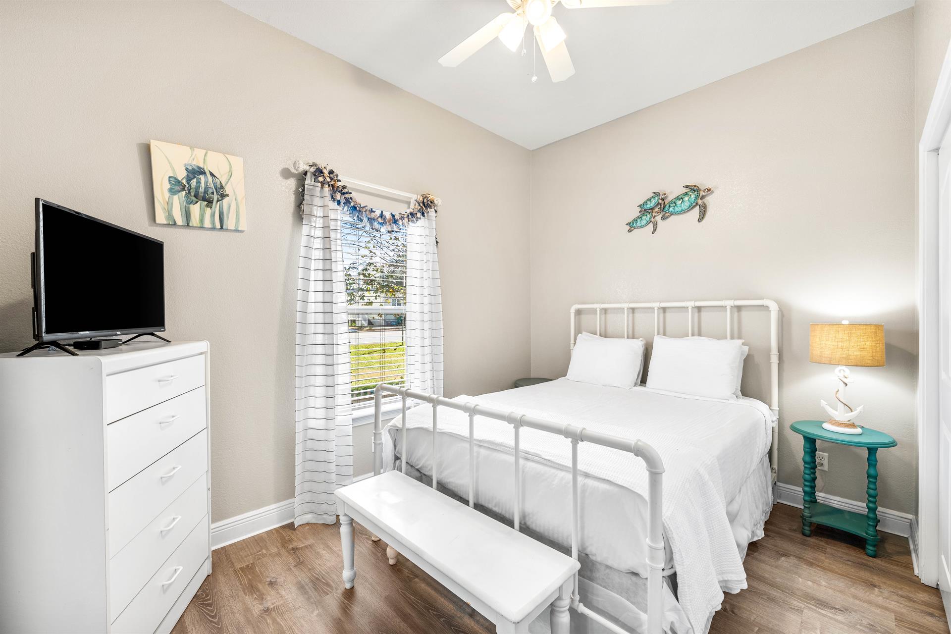 First floor queen bedroom with 32 Smart TV with cable and bathroom that can be accessed from the bedroom or hallway.