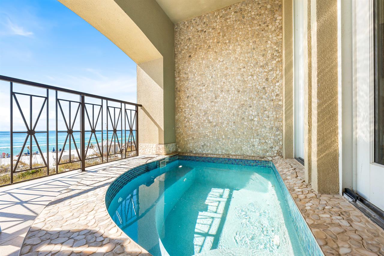 Le Fortune Private Beach Front Splash Pool