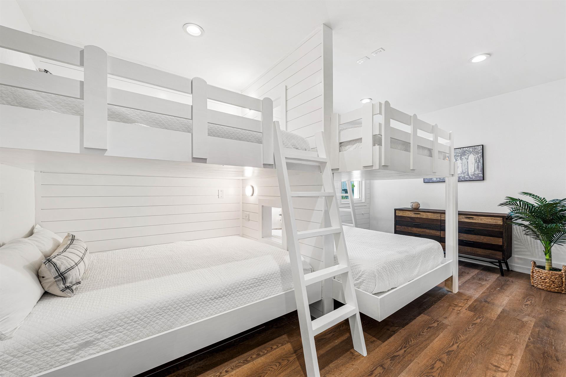 Bunkroom with 4 Queen Beds