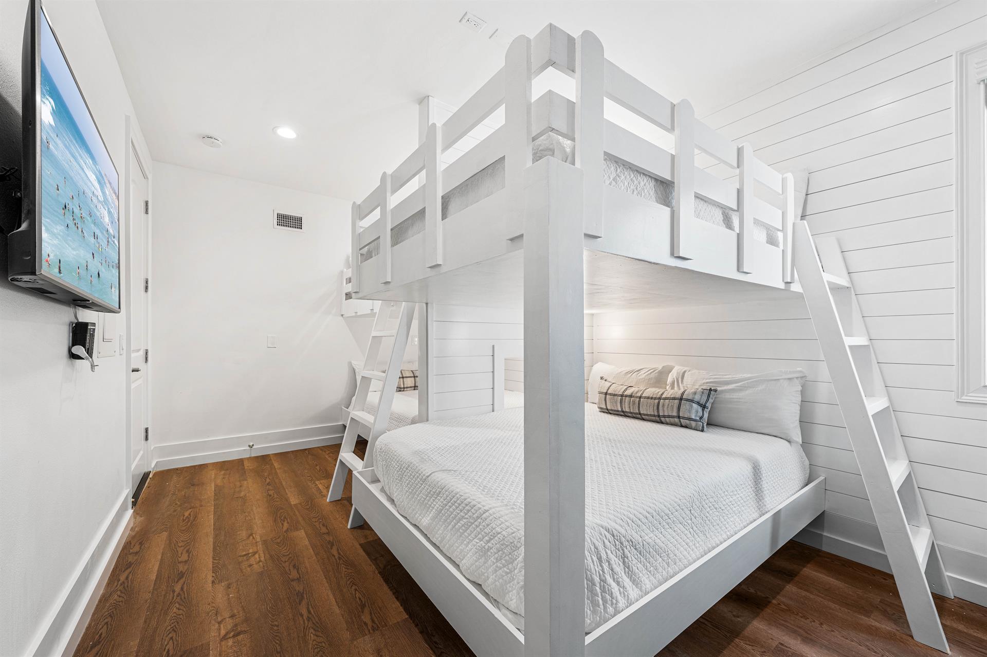 Bunkroom with 4 Queen Beds
