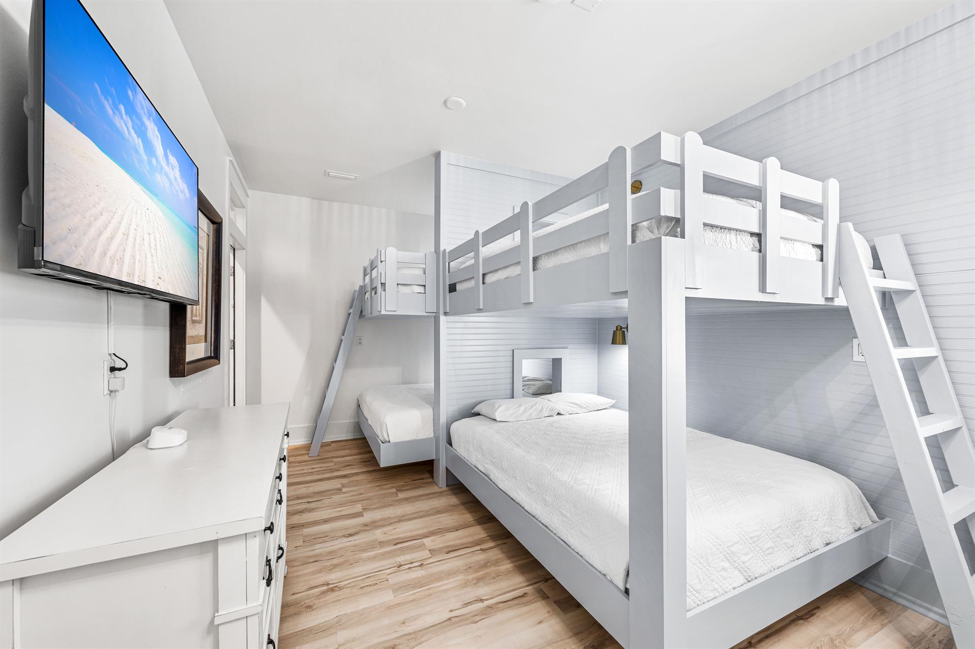 Bunkroom with 4 Queen Beds