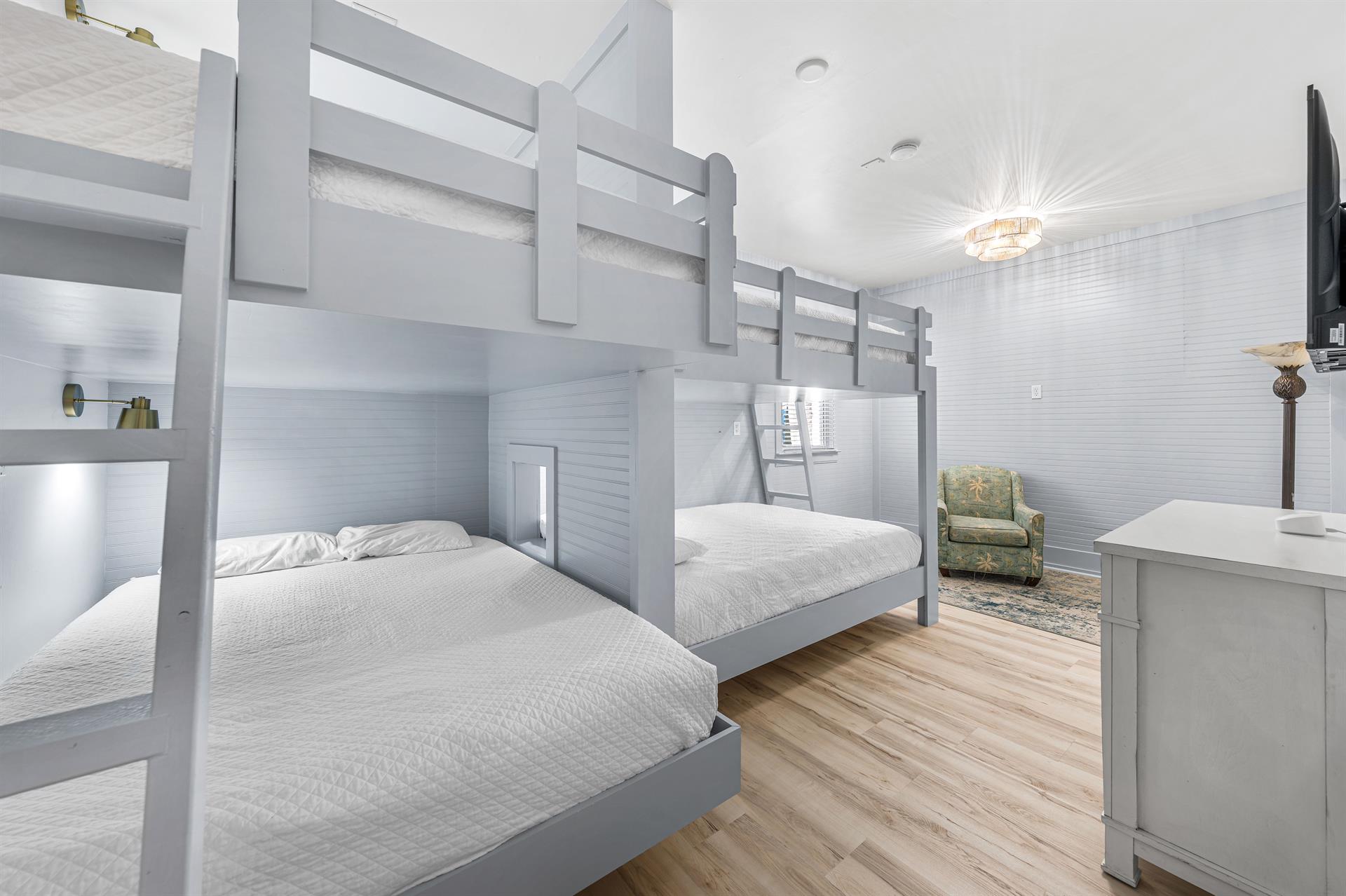 Bunkroom with 4 Queen Beds
