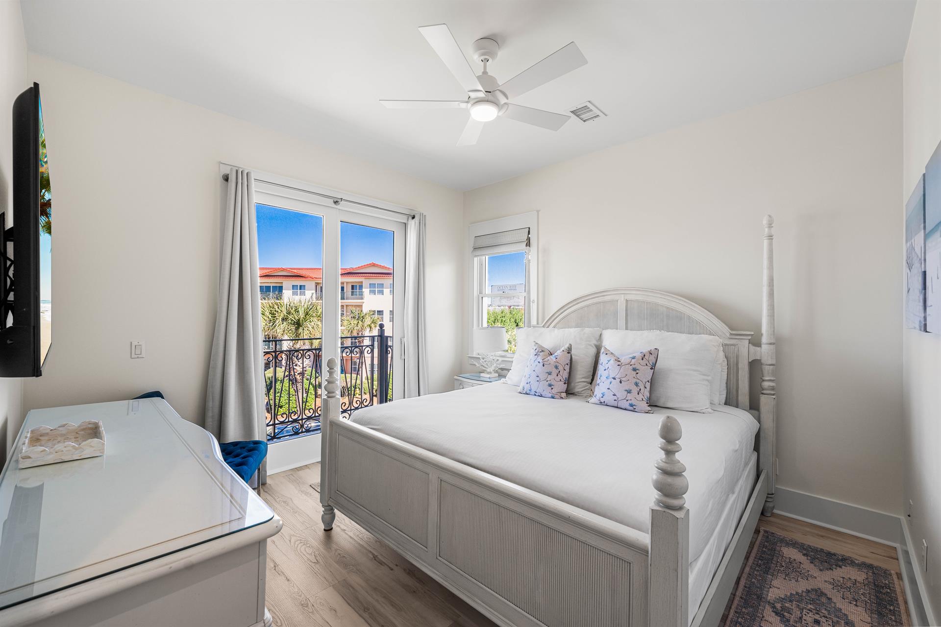 3rd Floor King Guestroom with Private Bathroom