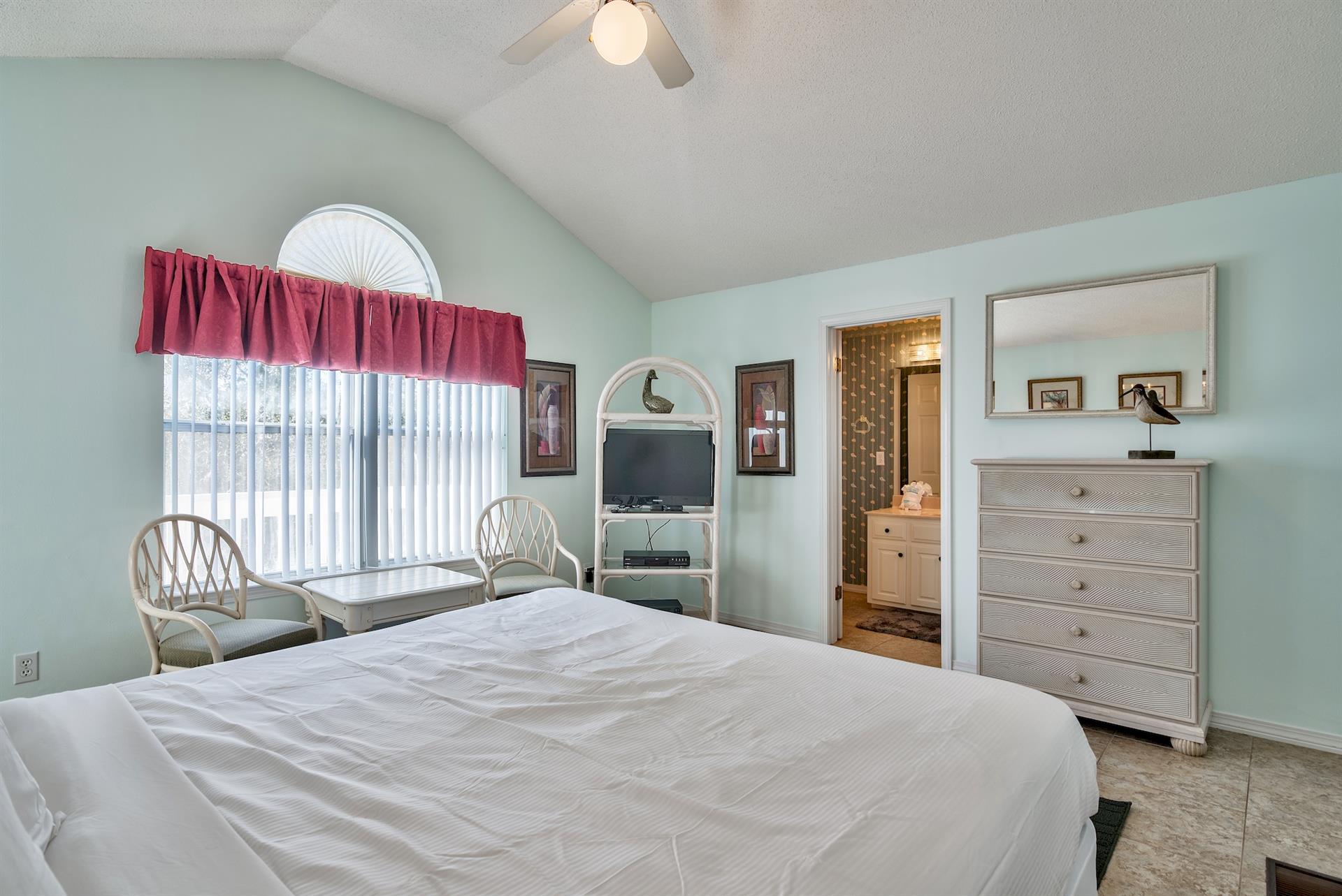 King Master Bedroom, Private Bathroom, Balcony Access