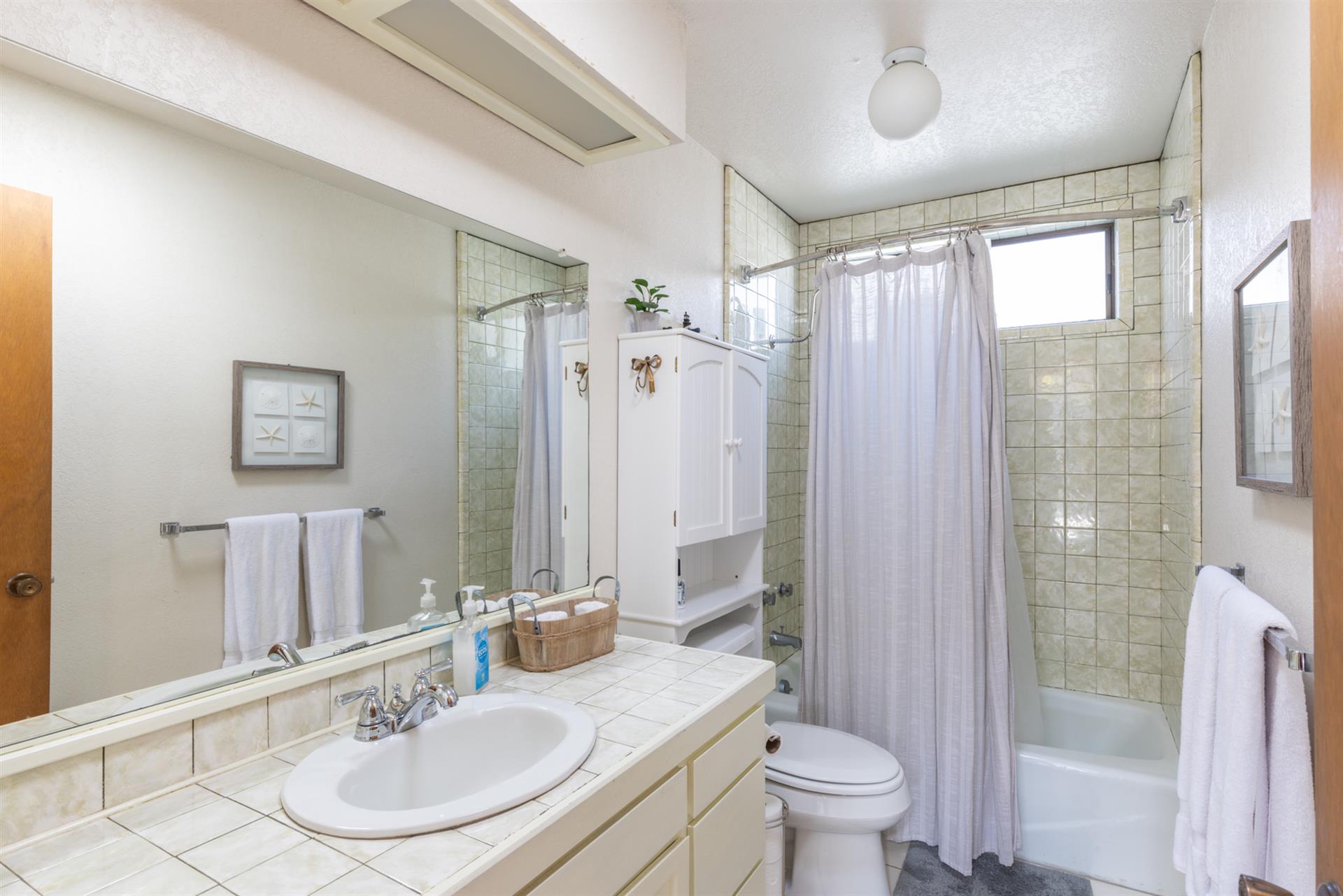 1150 Bathroom One001