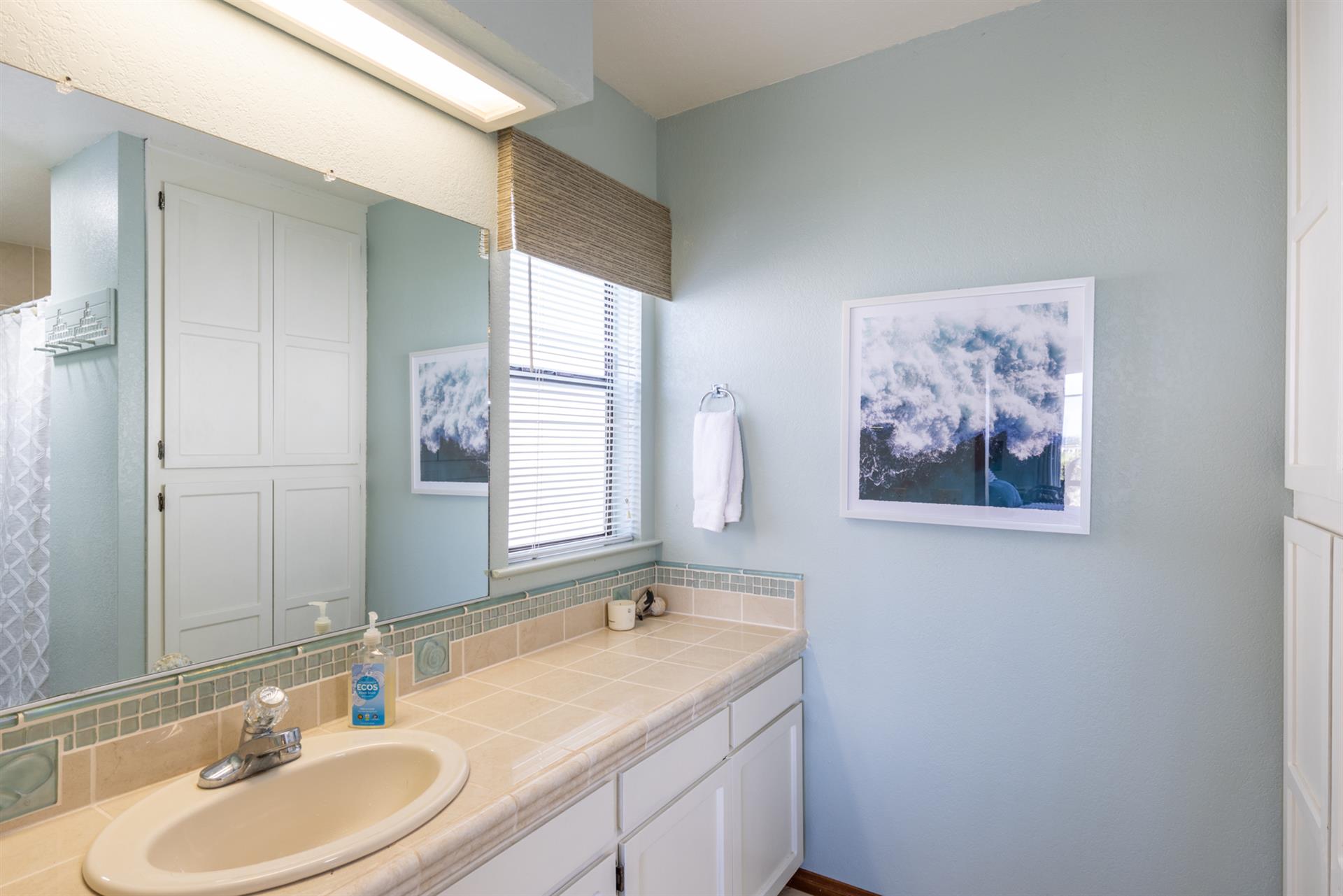 1150 Bathroom Two001