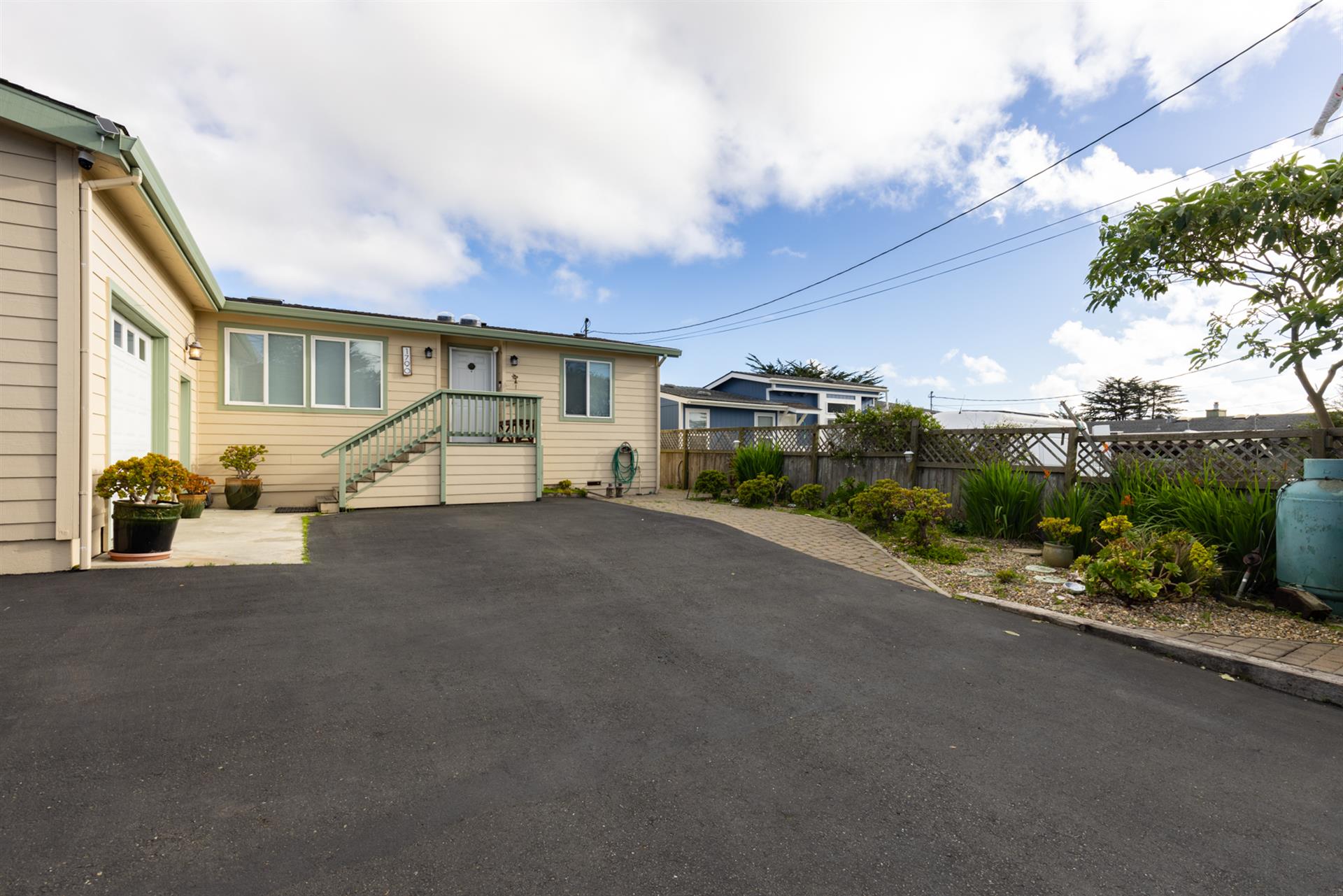 0070 Front Exterior002