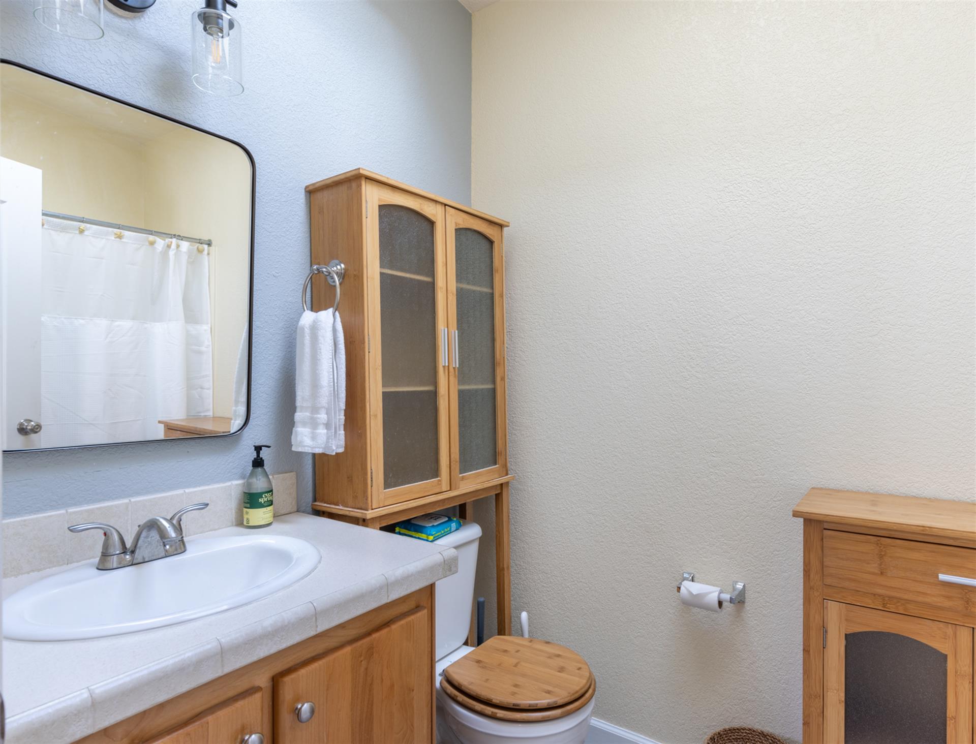 1150 Bathroom Two001
