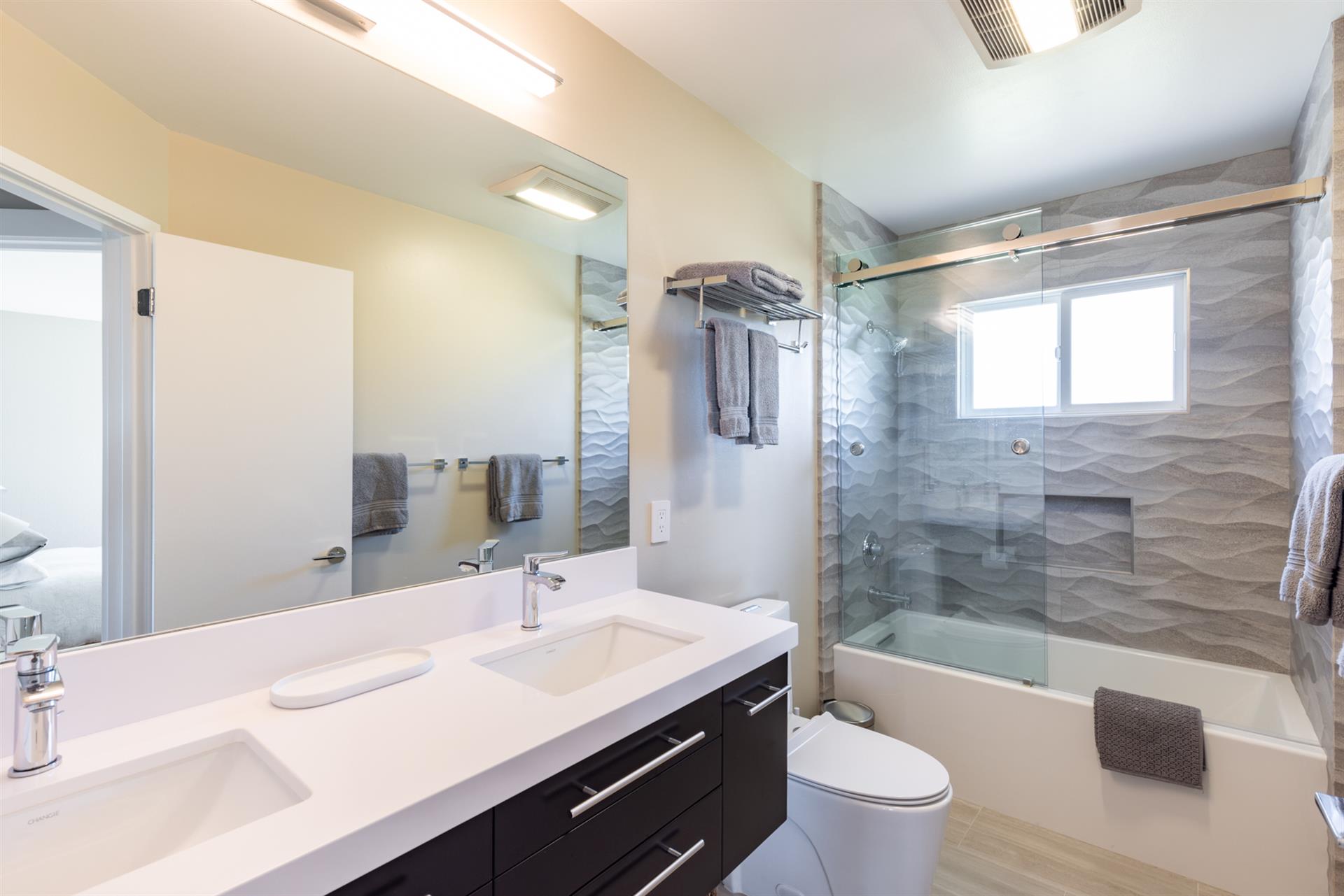 1150 Bathroom Two001