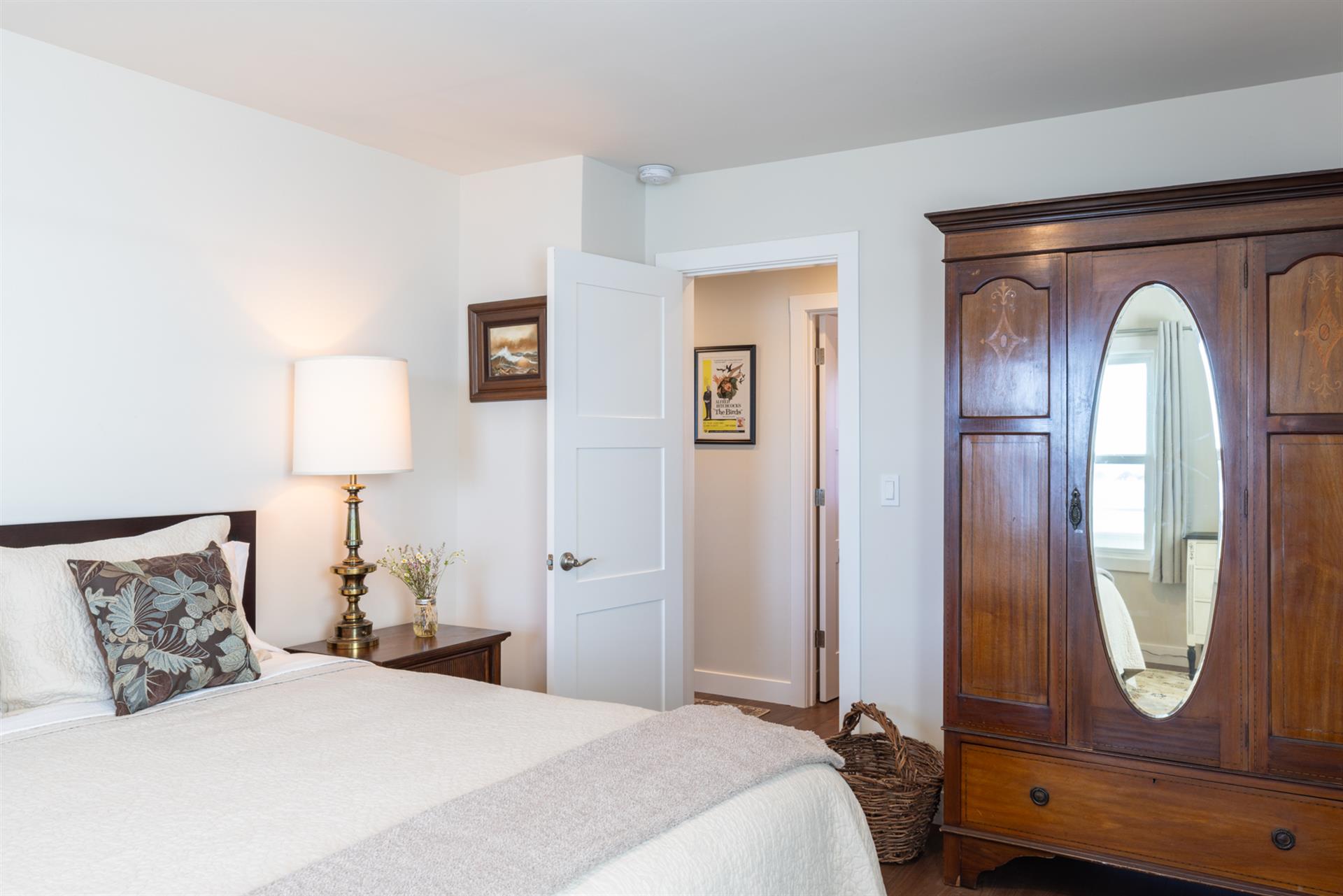 1105 Bedroom One005