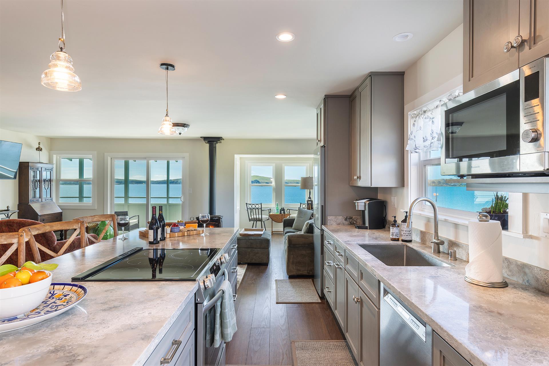 0600 Kitchen002