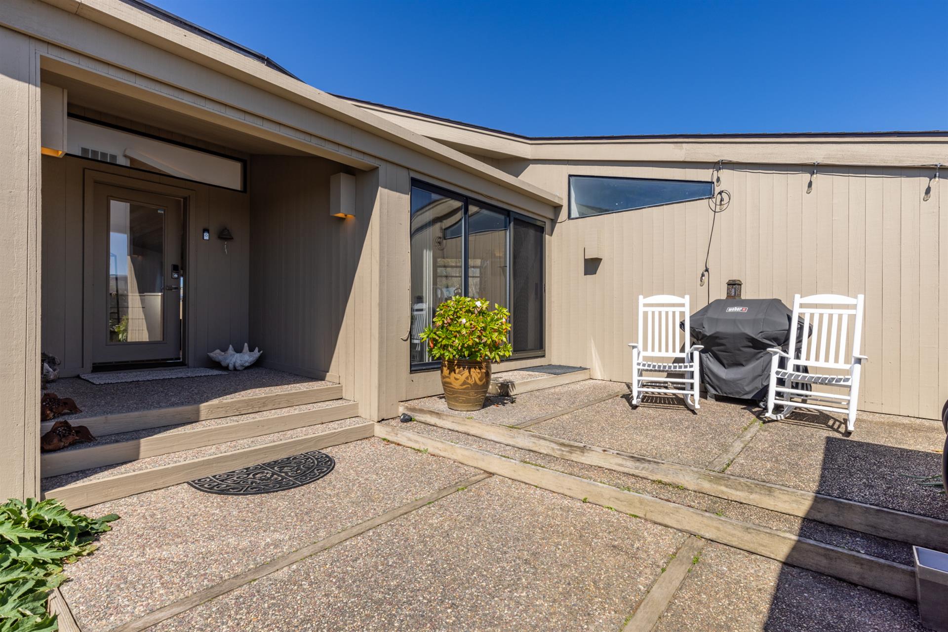 0070 Front Exterior003