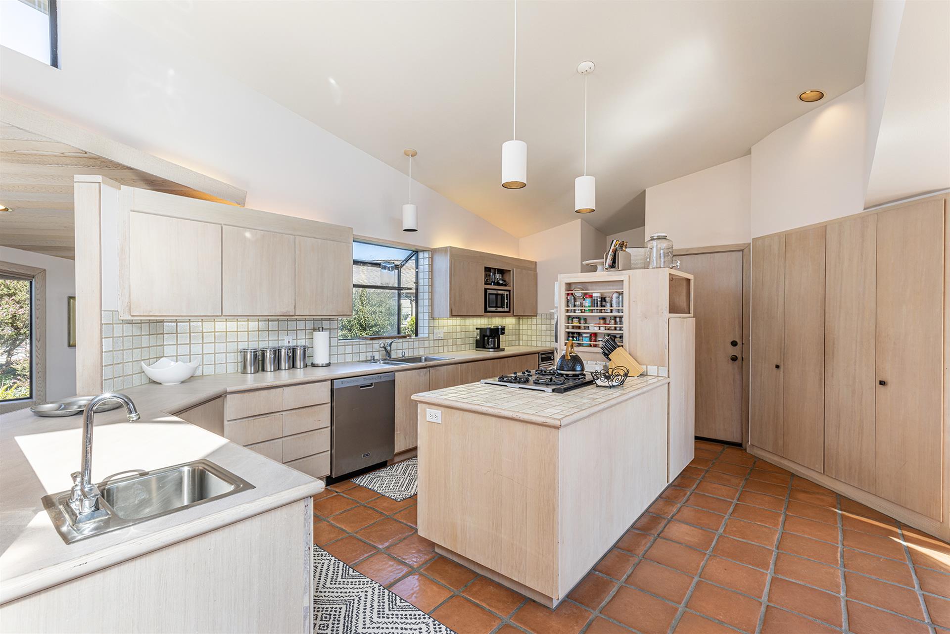 0600 Kitchen001