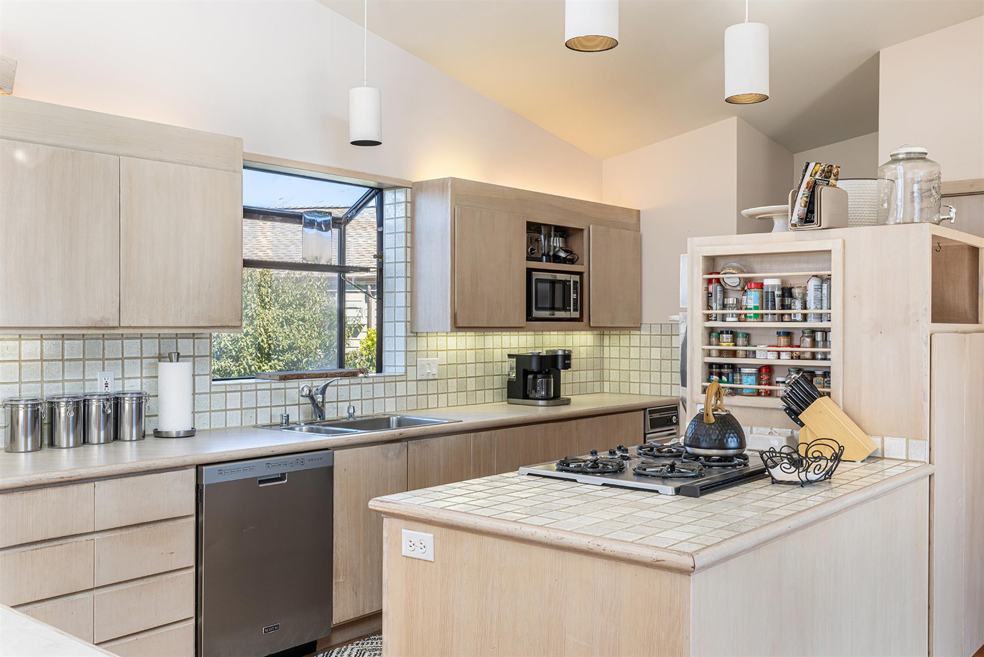 0600 Kitchen002