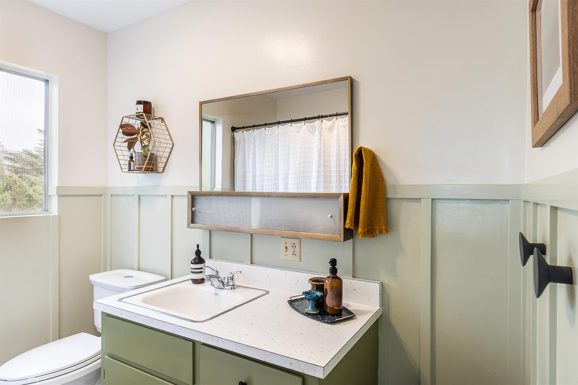 1150 Bathroom Two002