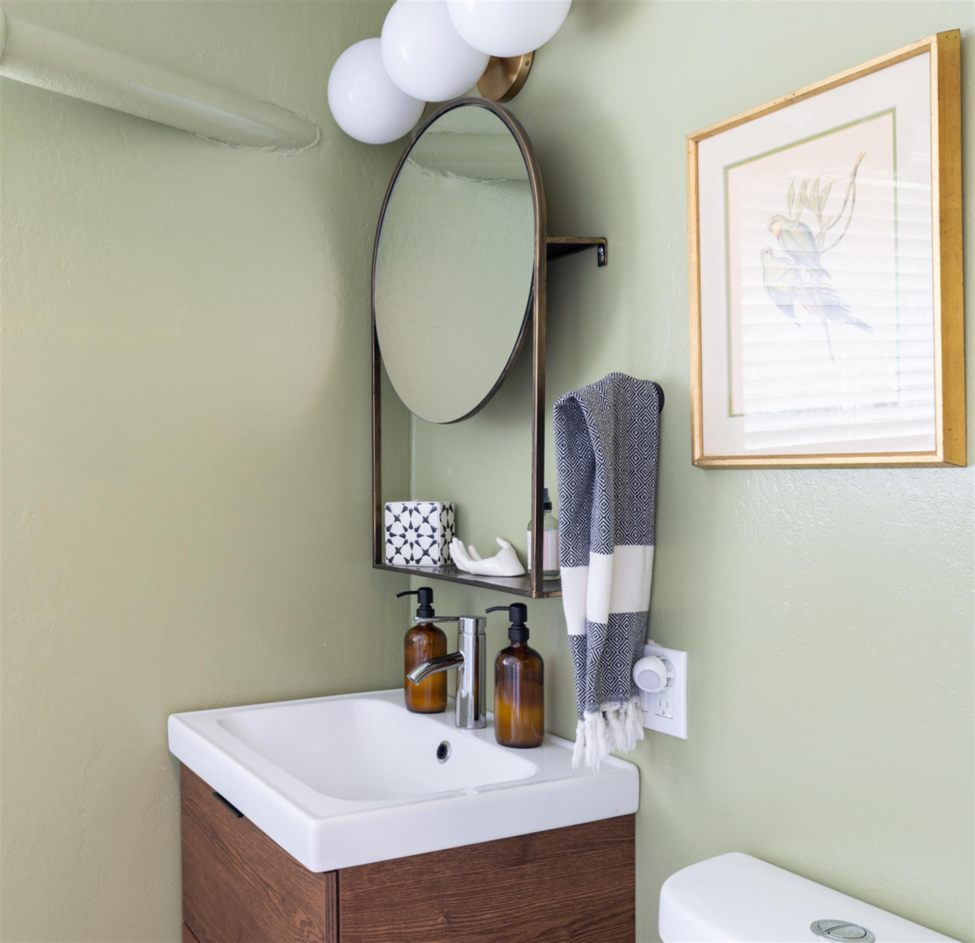 1150 Bathroom One002