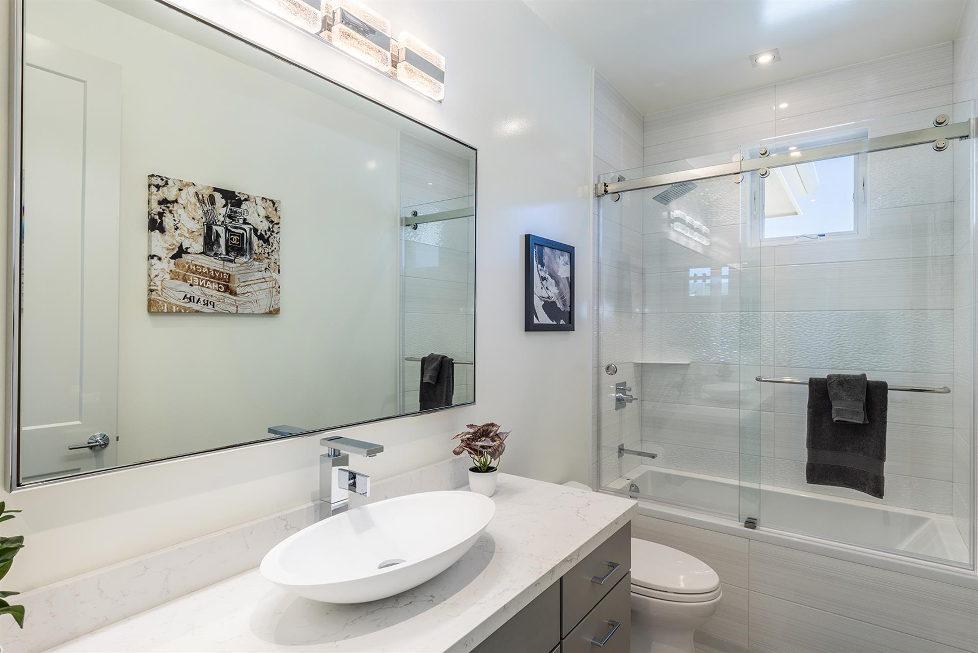1150 Bathroom One001