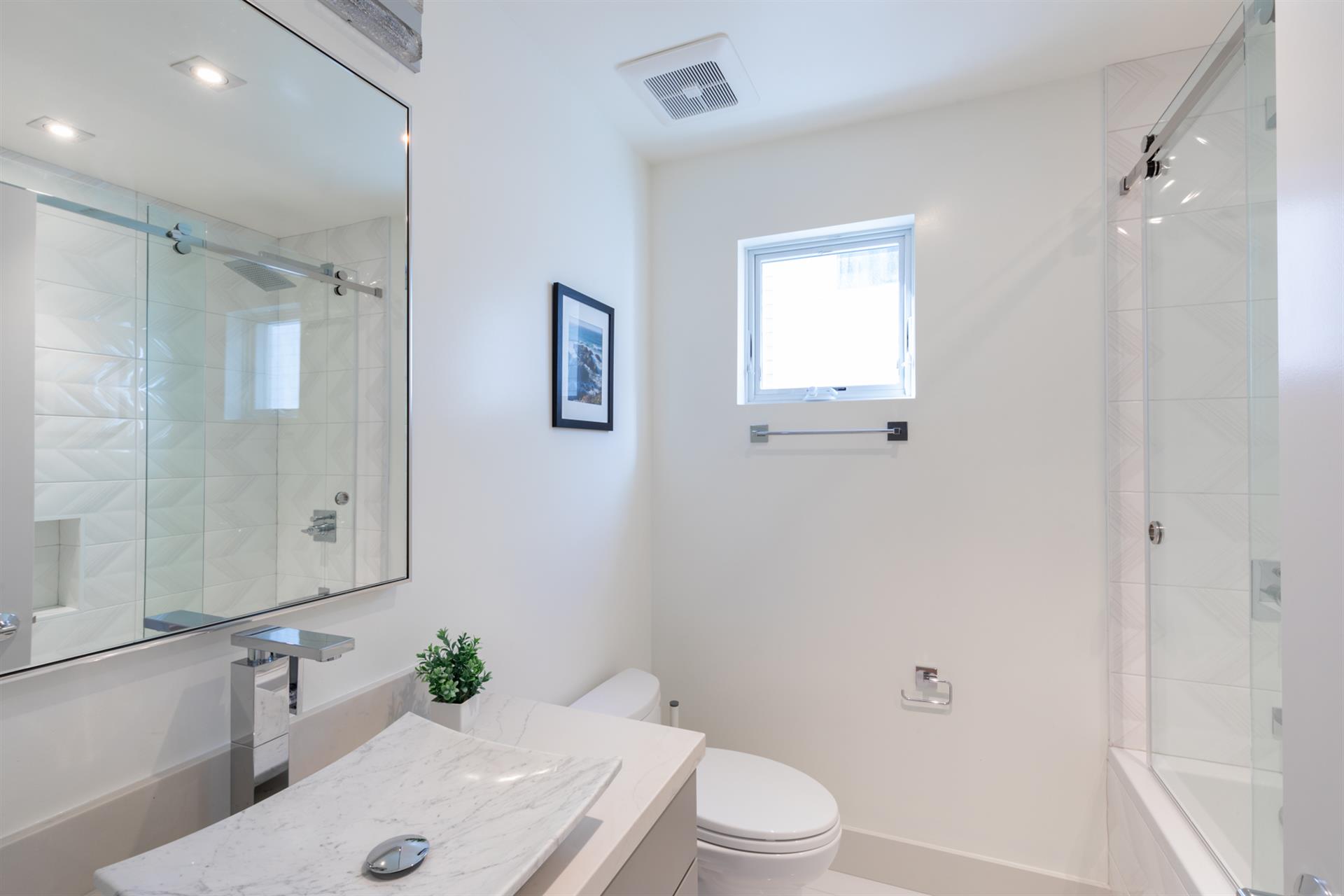 Photo102026Bathroom 03001