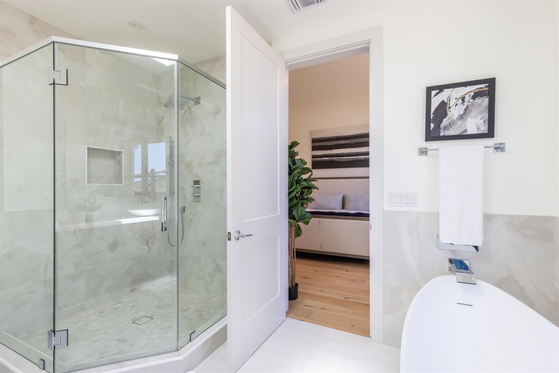 1150 Bathroom Three003