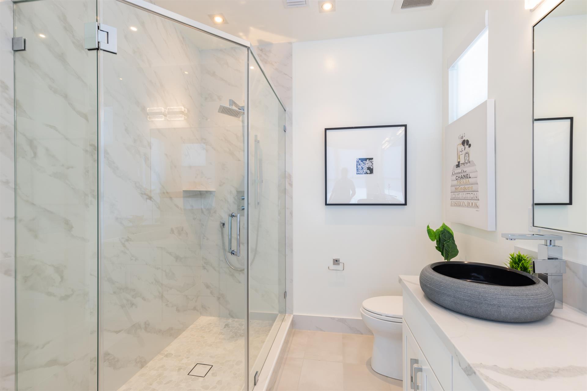 1150 Bathroom Two003