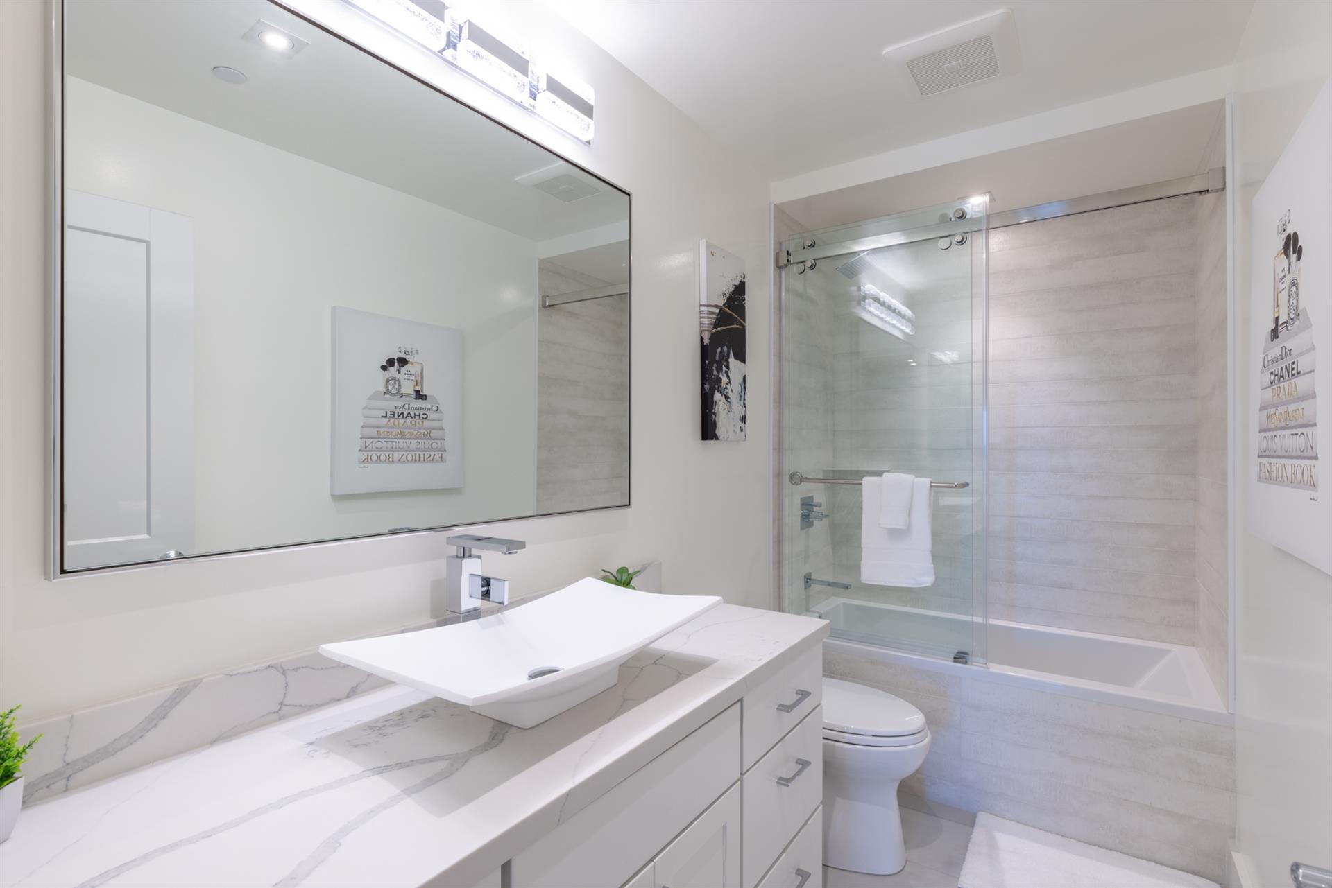 1150 Downstairs hall bathroom001