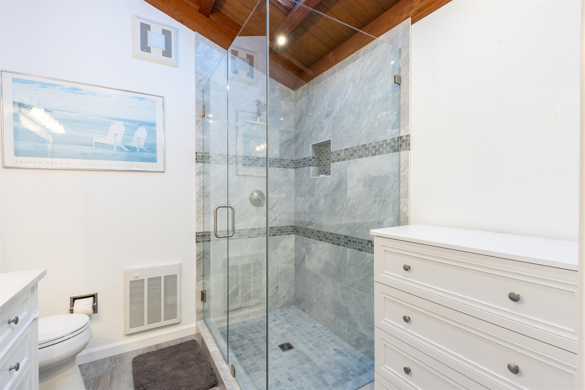 1150 Bathroom Two003
