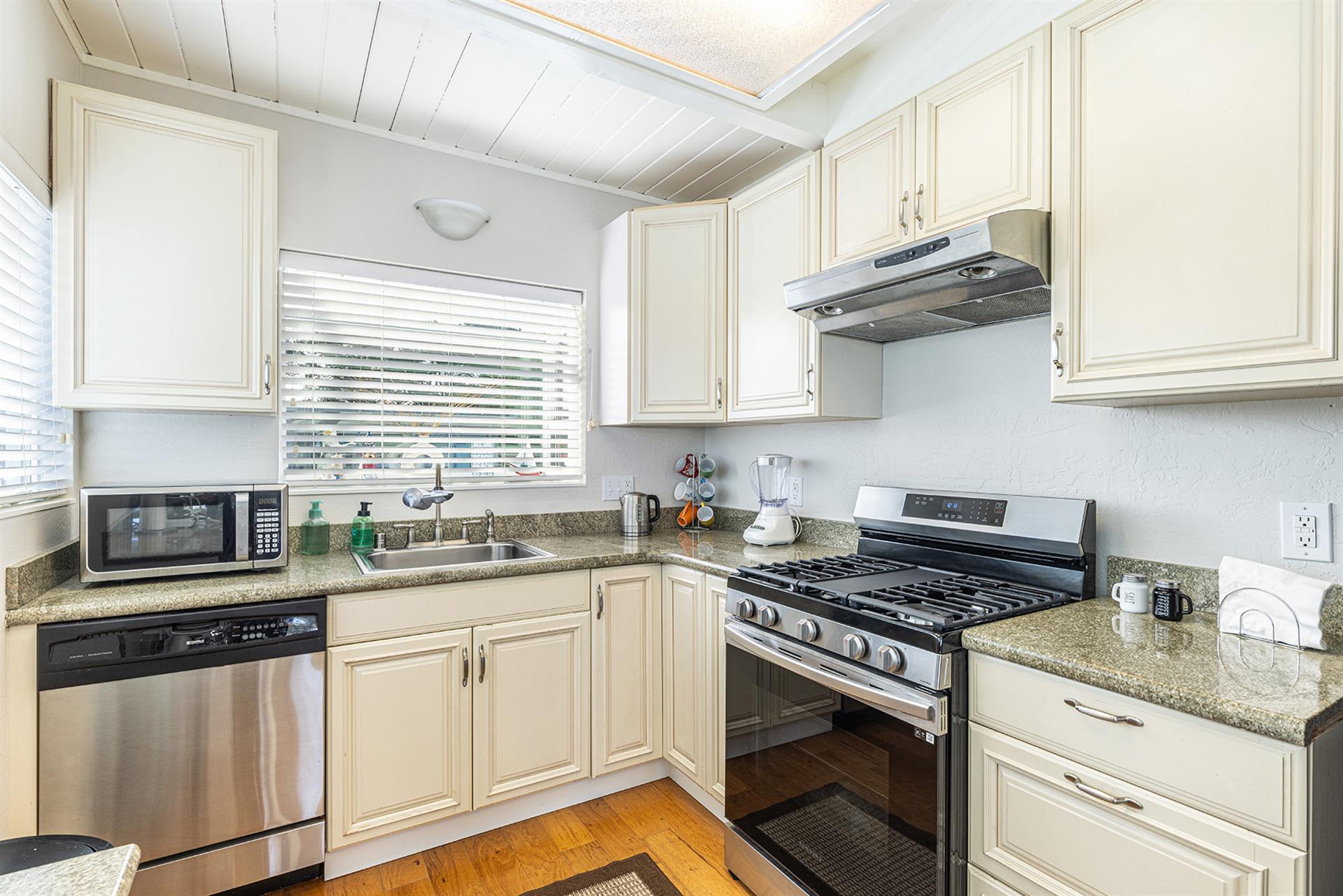 0600 Kitchen002
