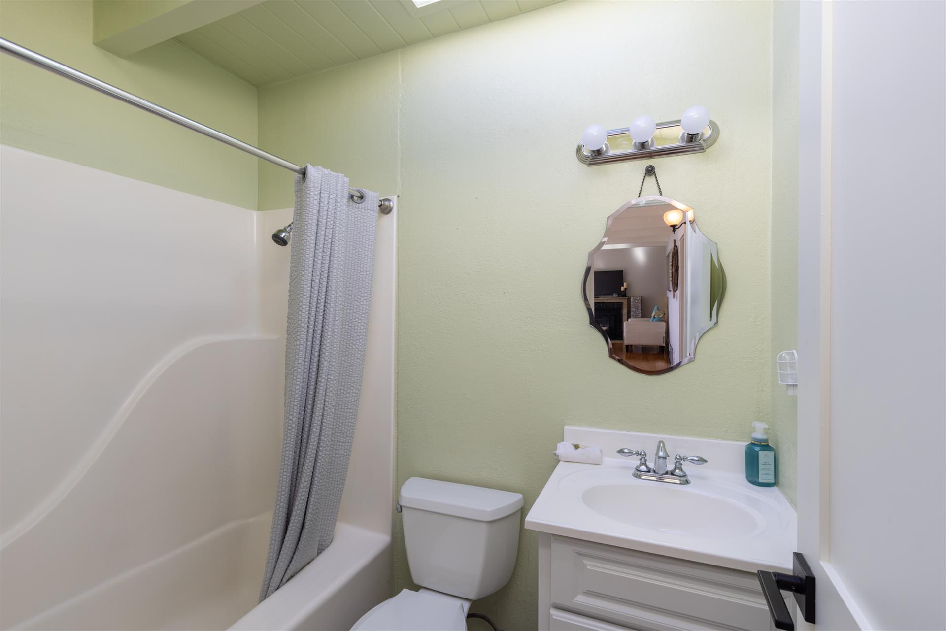 1150 Bathroom One004