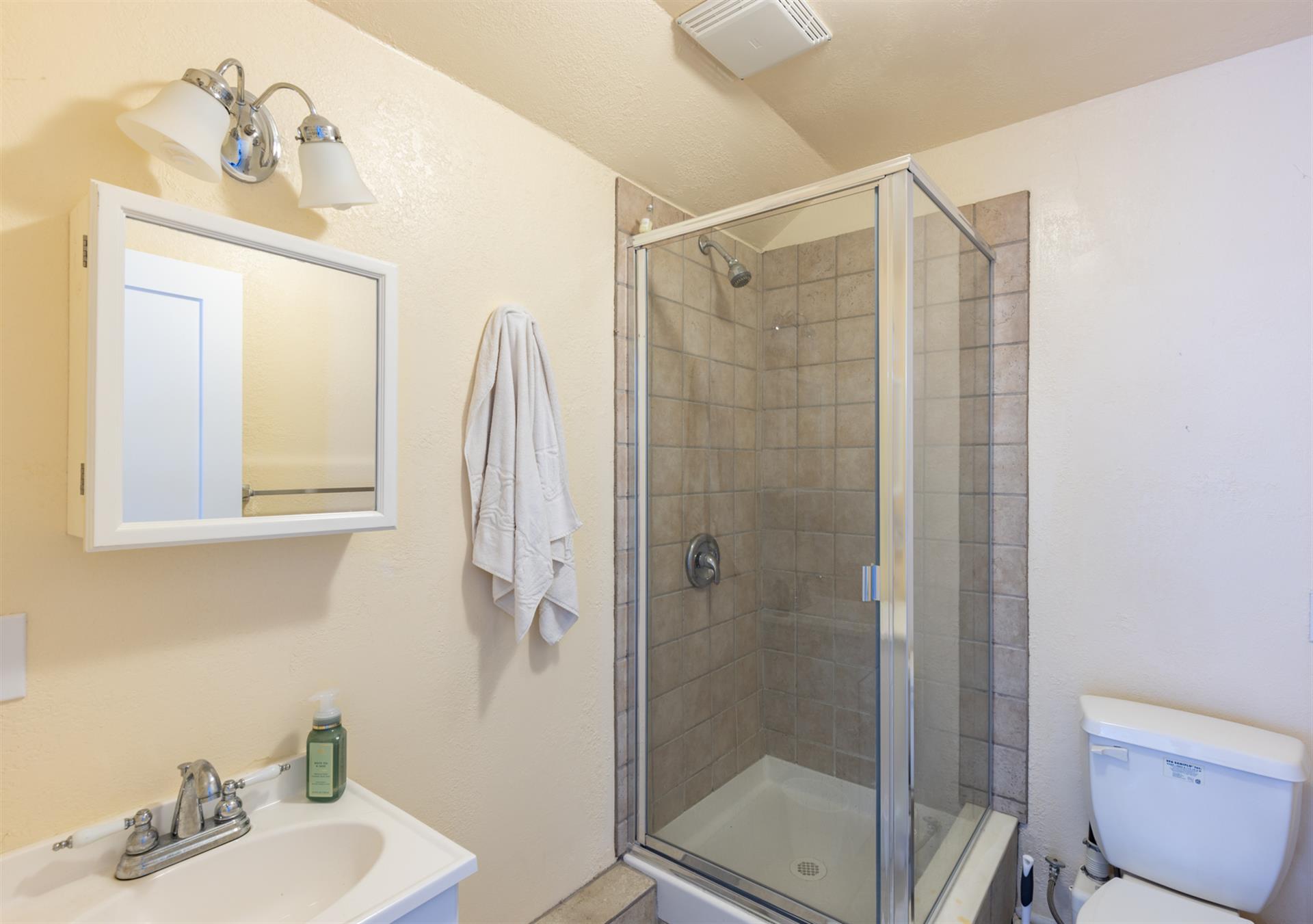 1150 Bathroom One005