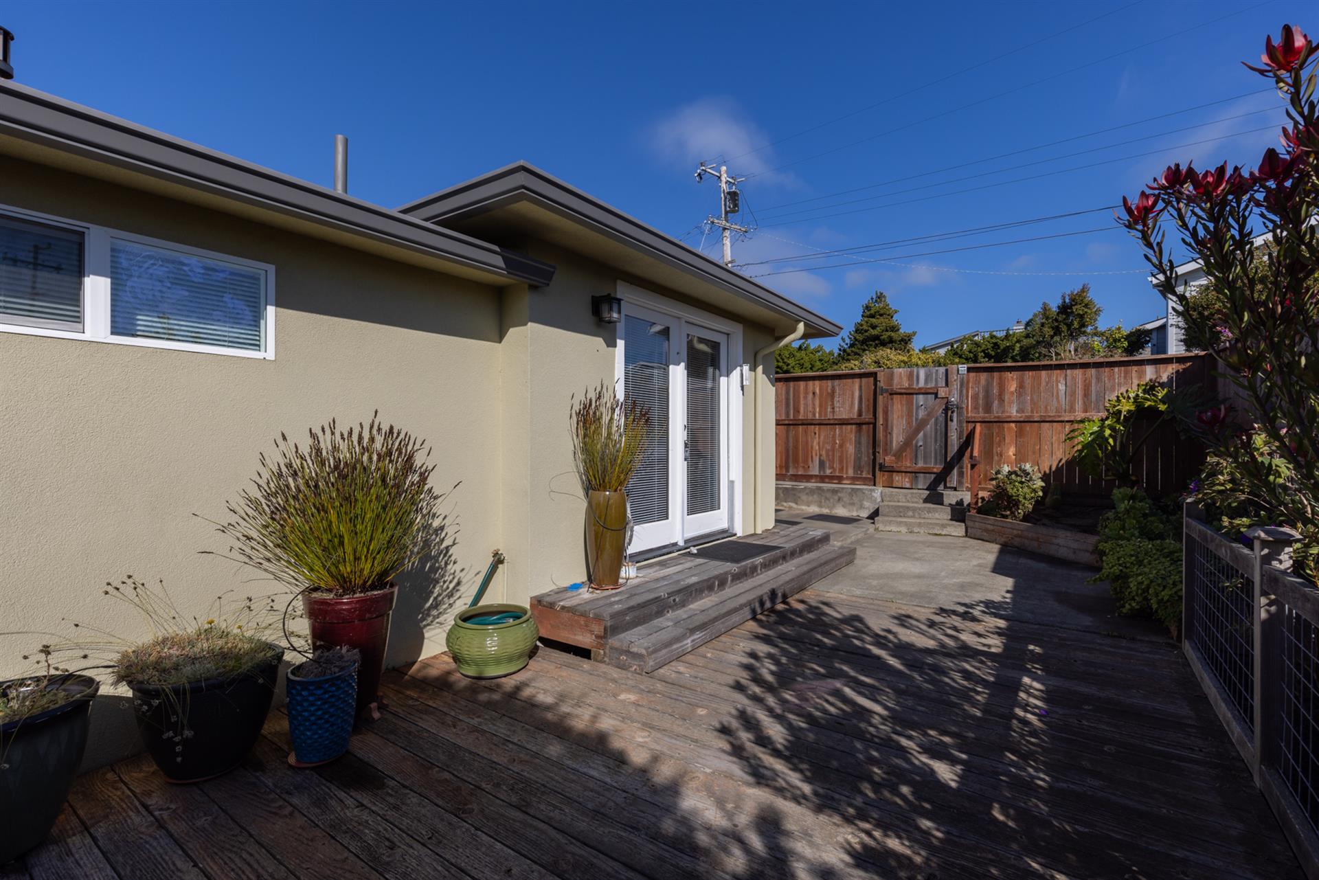1500 Back Exterior002