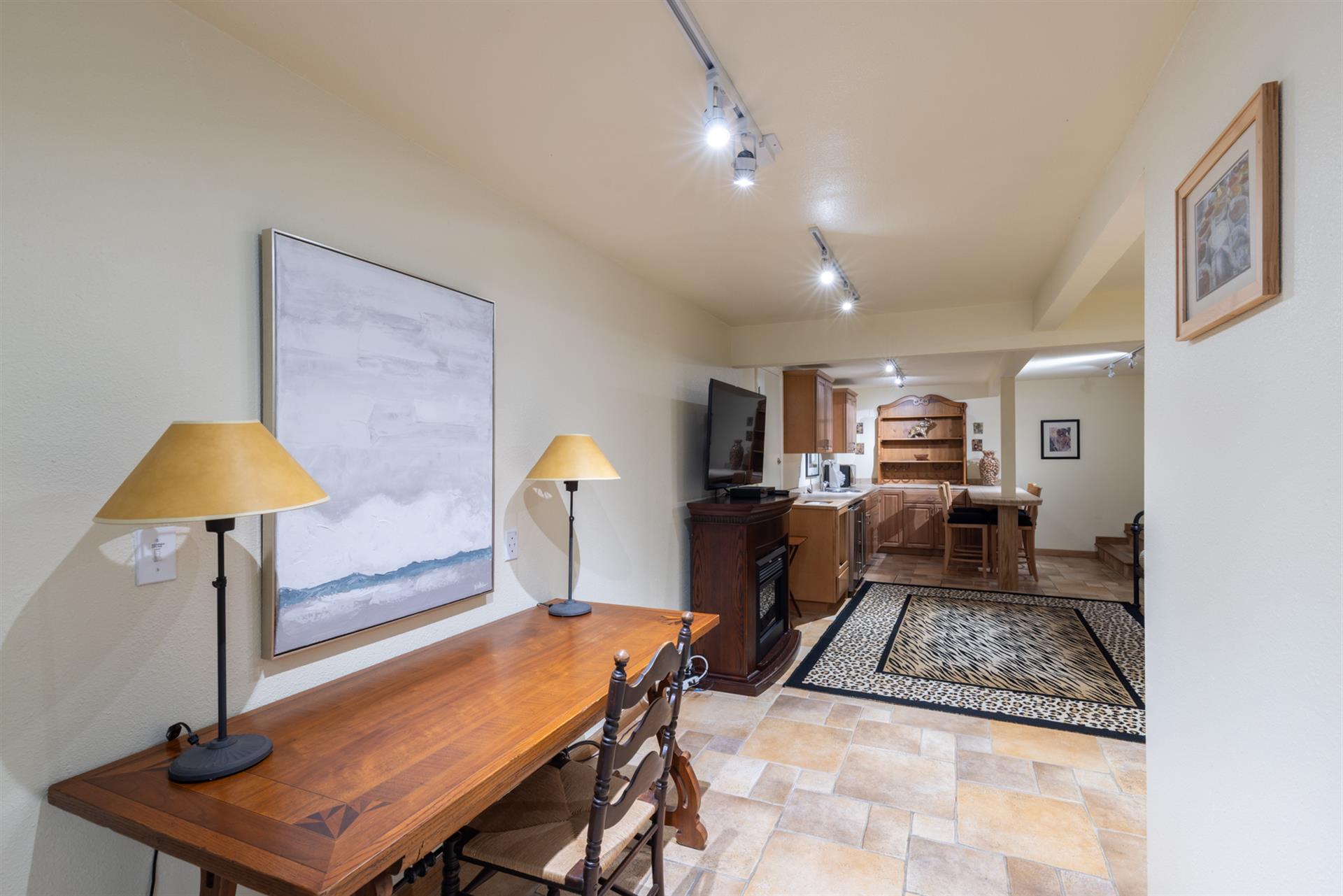 0520 Family Room001