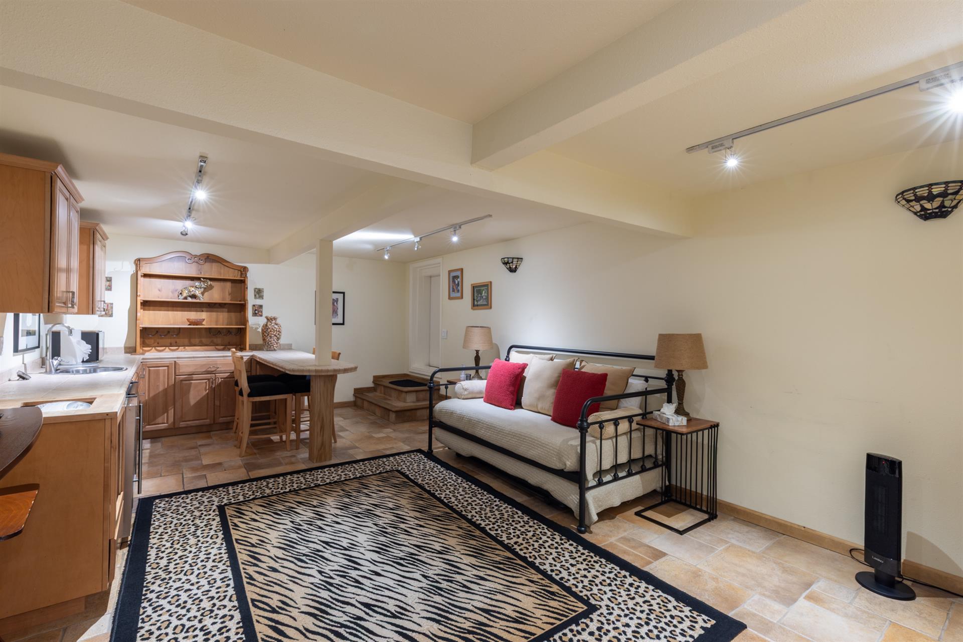 0520 Family Room003
