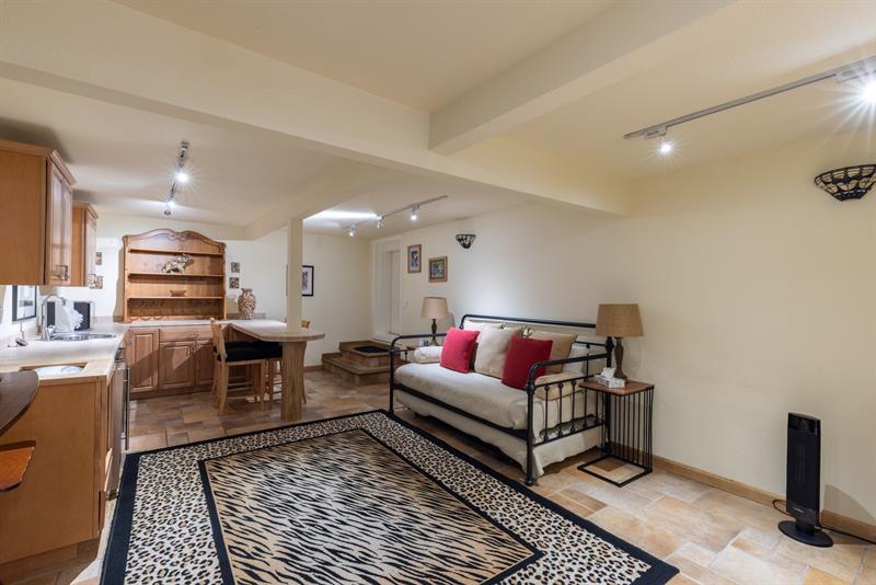 5755 0520 Family Room 003 M