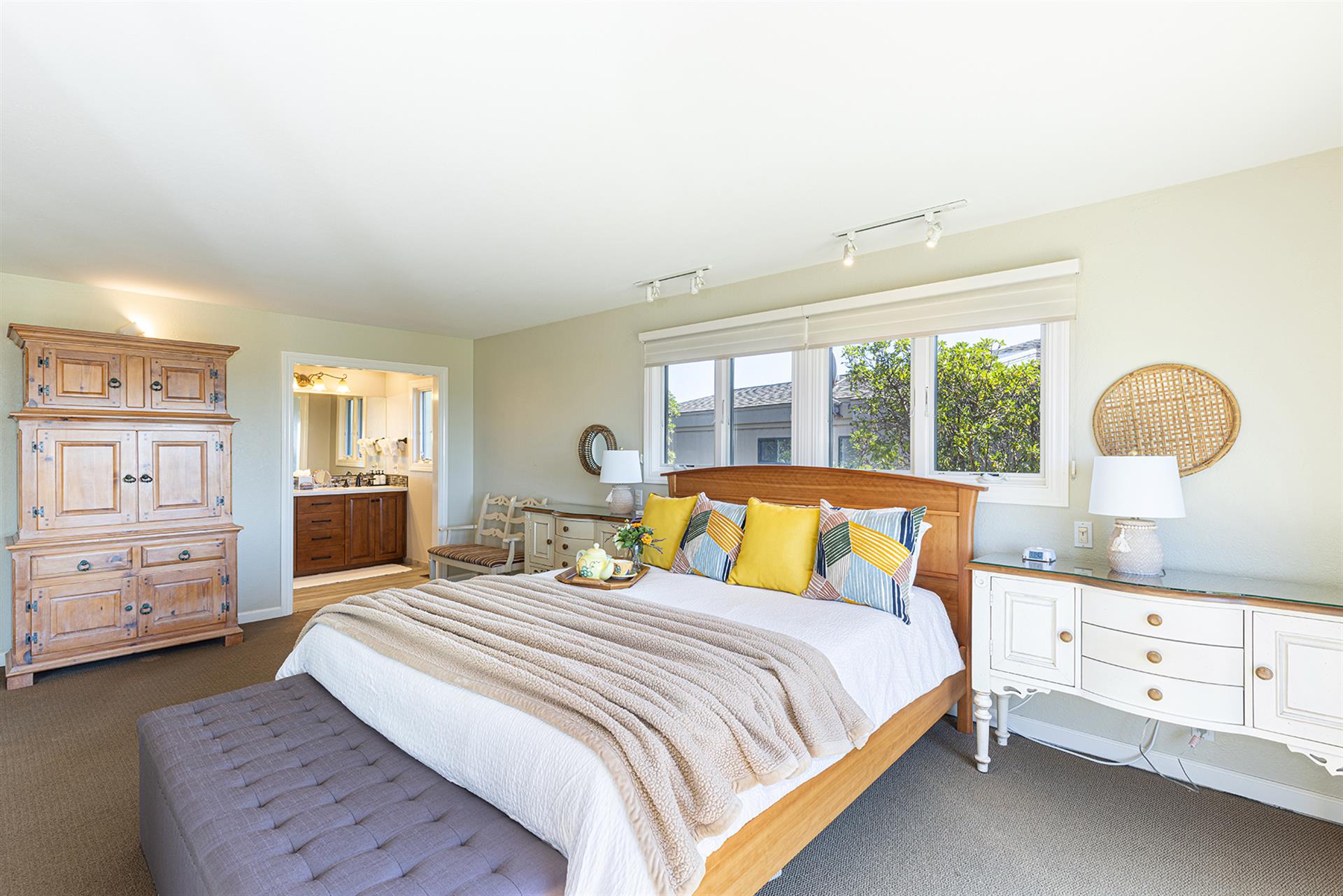 1105 Bedroom One003