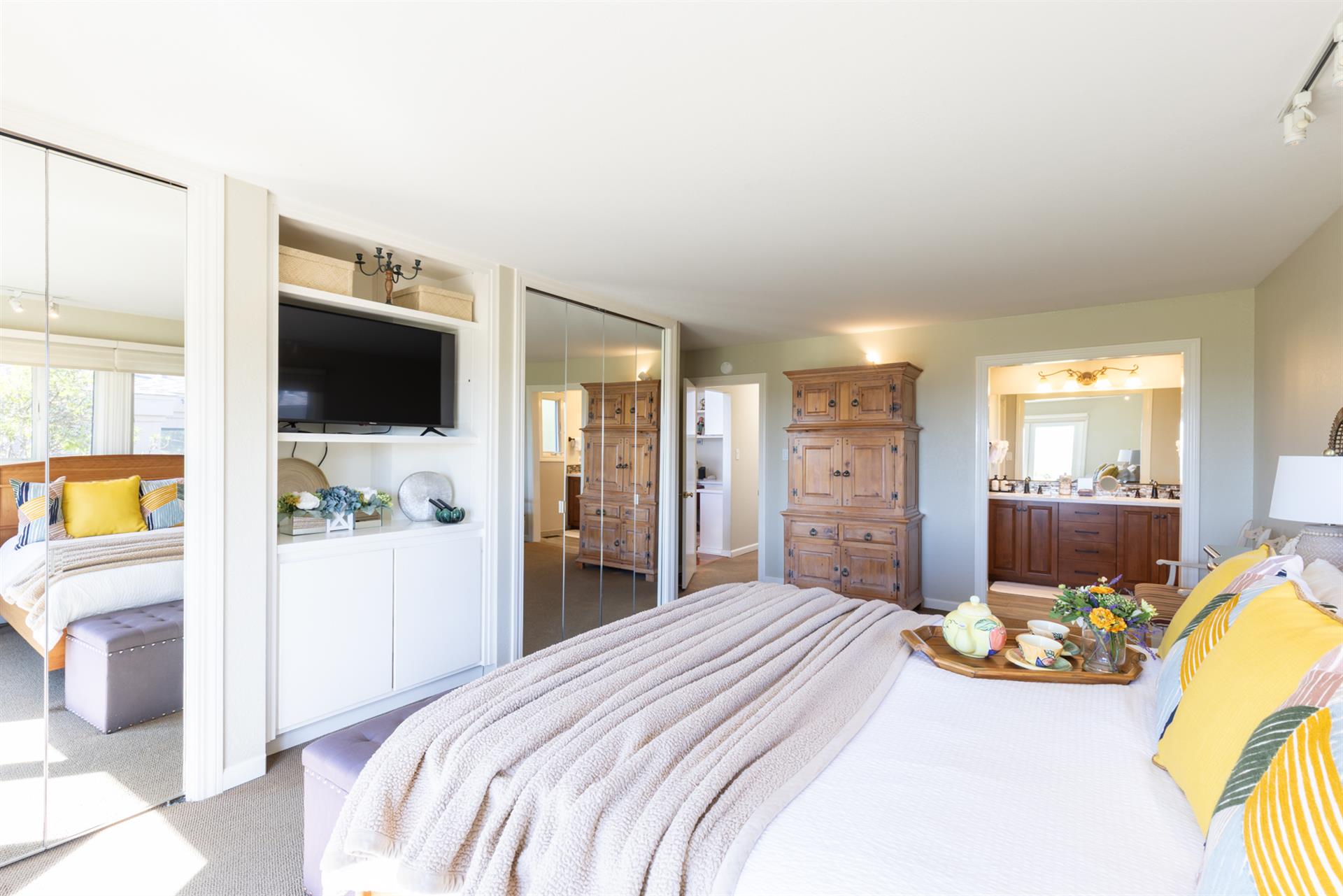 1105 Bedroom One004