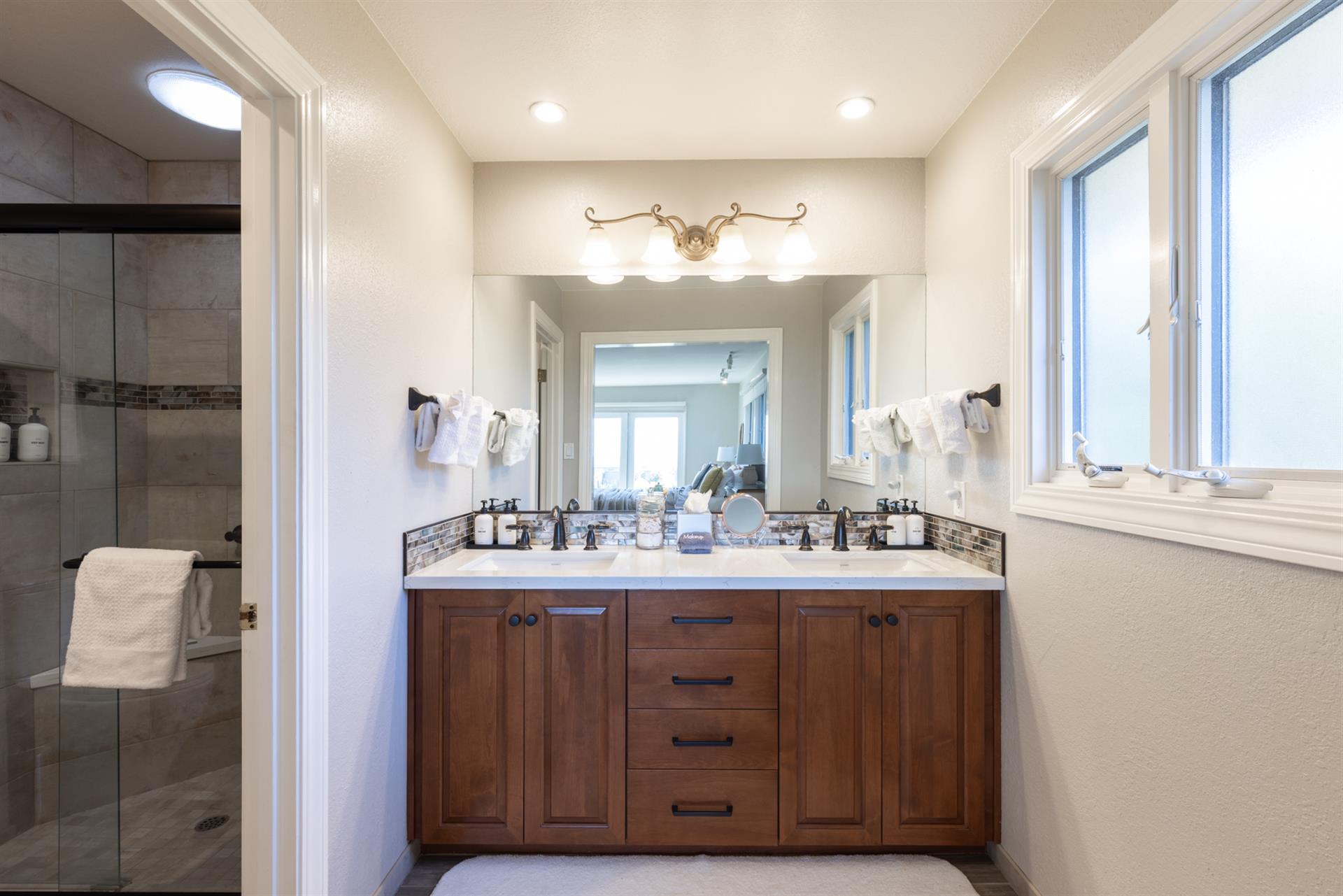 1150 Bathroom One002